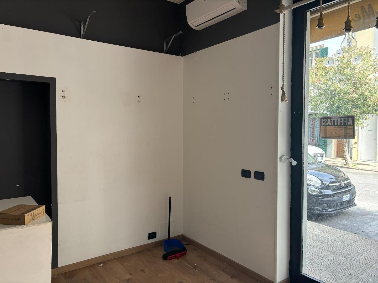 Negozio ristrutturato, Viareggio centro