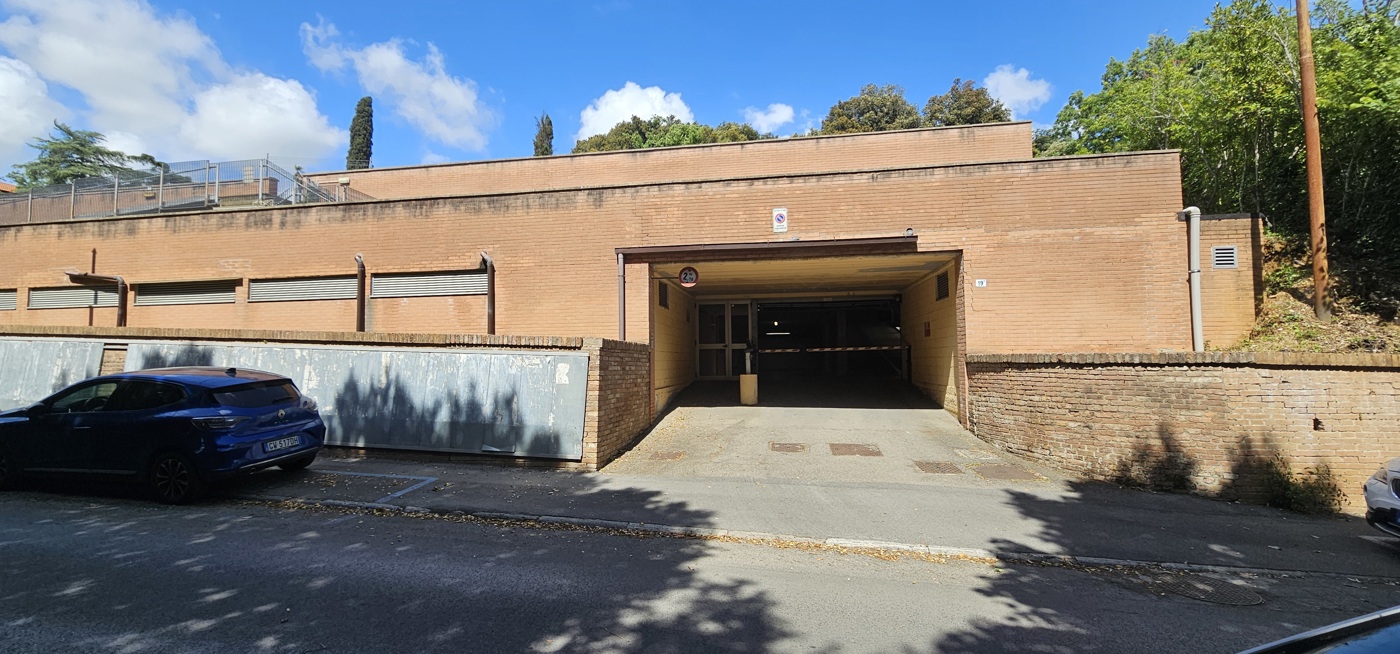 Box/Garage 20mq in vendita a Siena