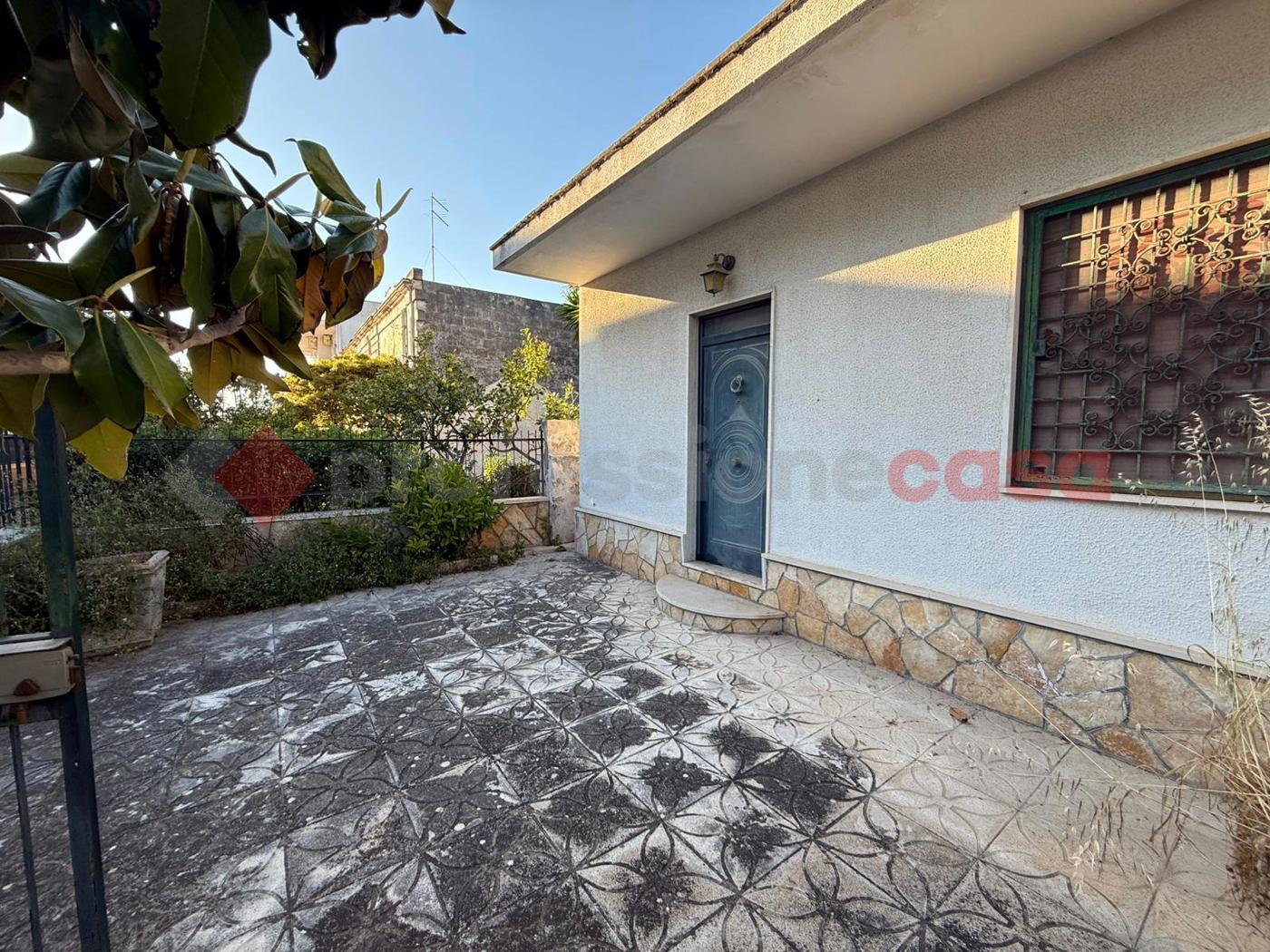 Casa indipendente con giardino a Taranto