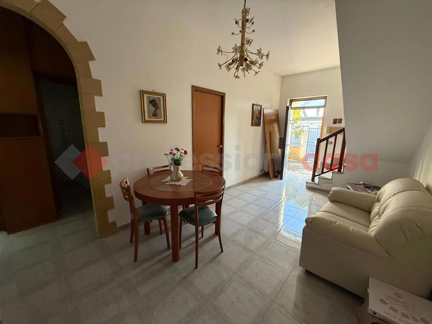 Casa indipendente con giardino a Taranto
