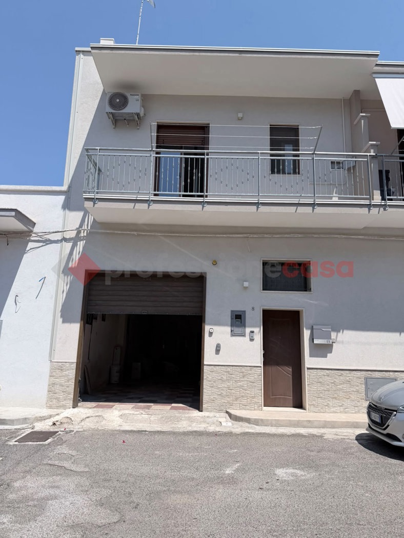 Casa indipendente con giardino a Crispiano