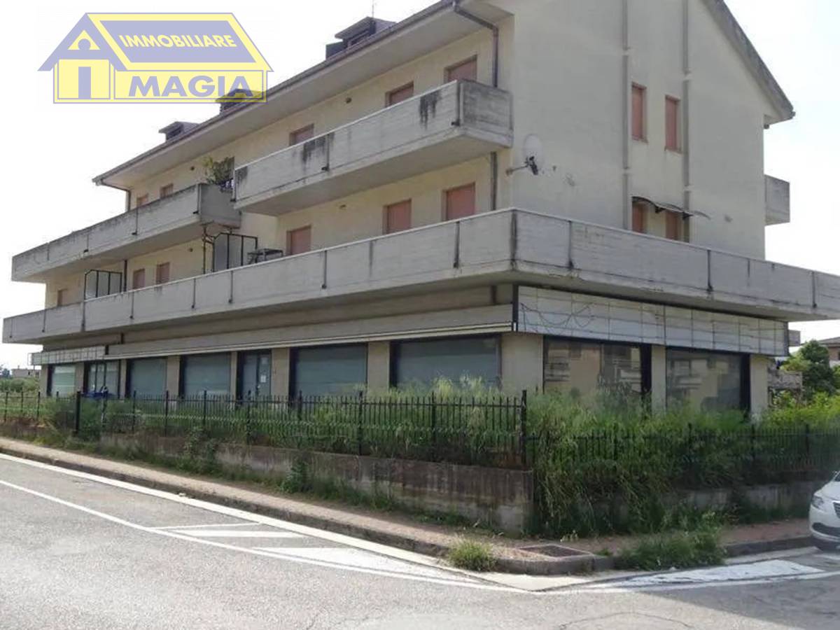 Locale commerciale in vendita a Colli del Tronto