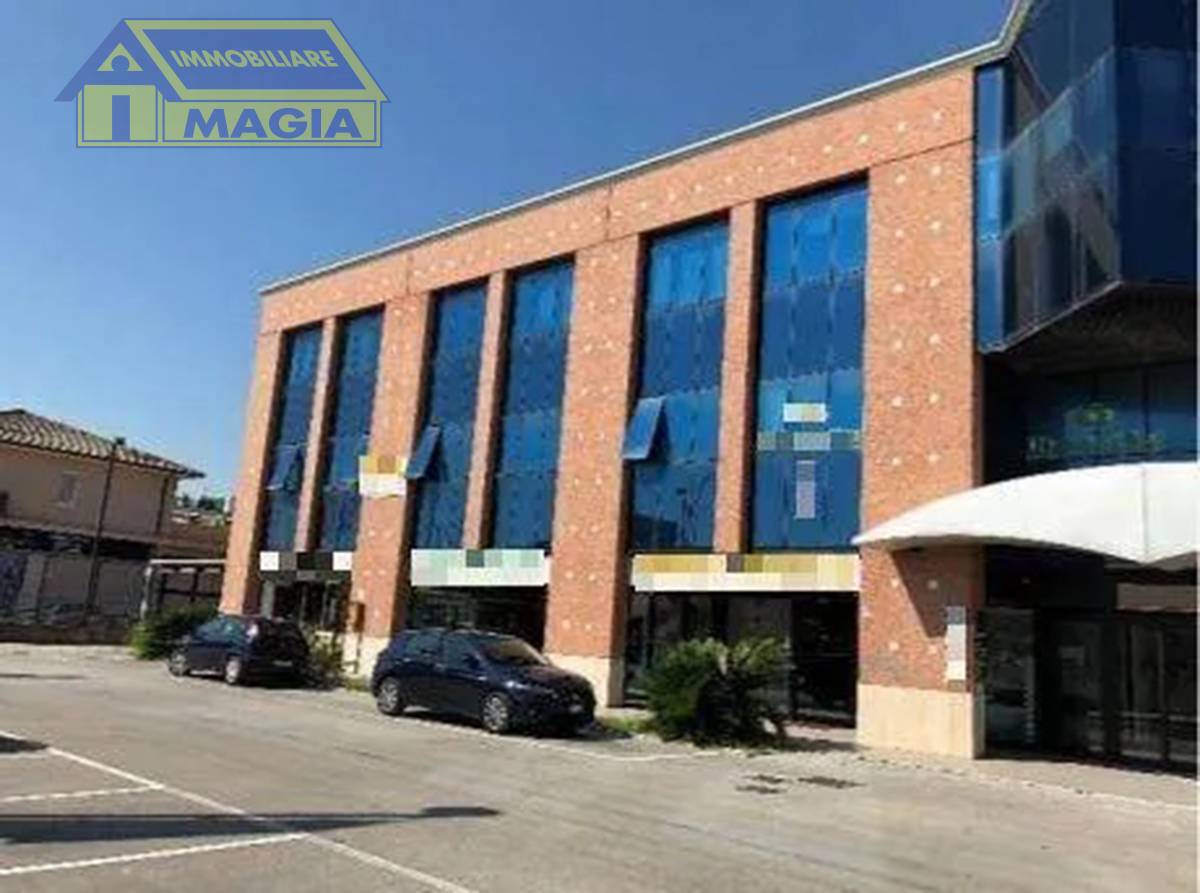 Locale commerciale in vendita a San Benedetto del Tronto, Porto d'Ascoli