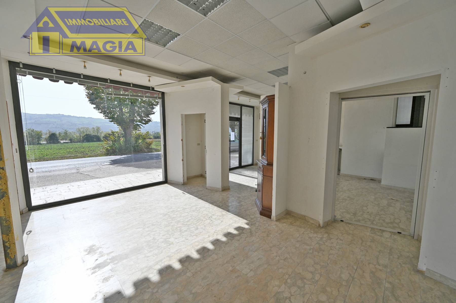 Locale commerciale in vendita a Castel di Lama, Castel di Lama Basso