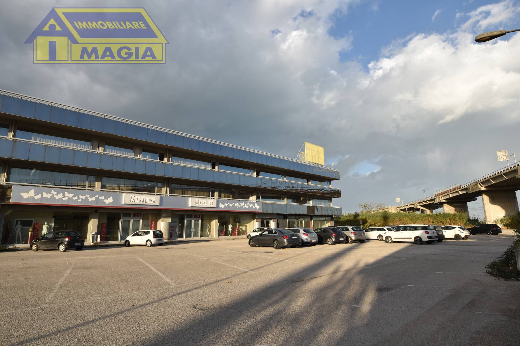 Locale commerciale in vendita a San Benedetto del Tronto, Porto d'Ascoli