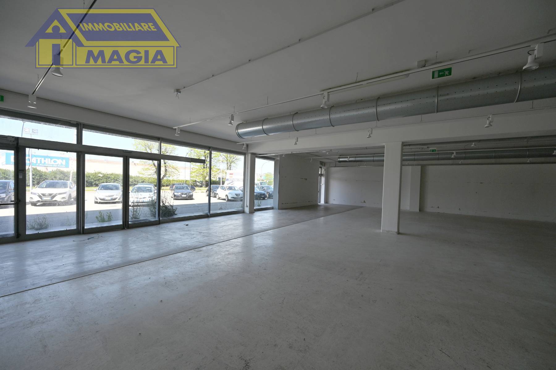 Locale commerciale in vendita a San Benedetto del Tronto, Porto d'Ascoli