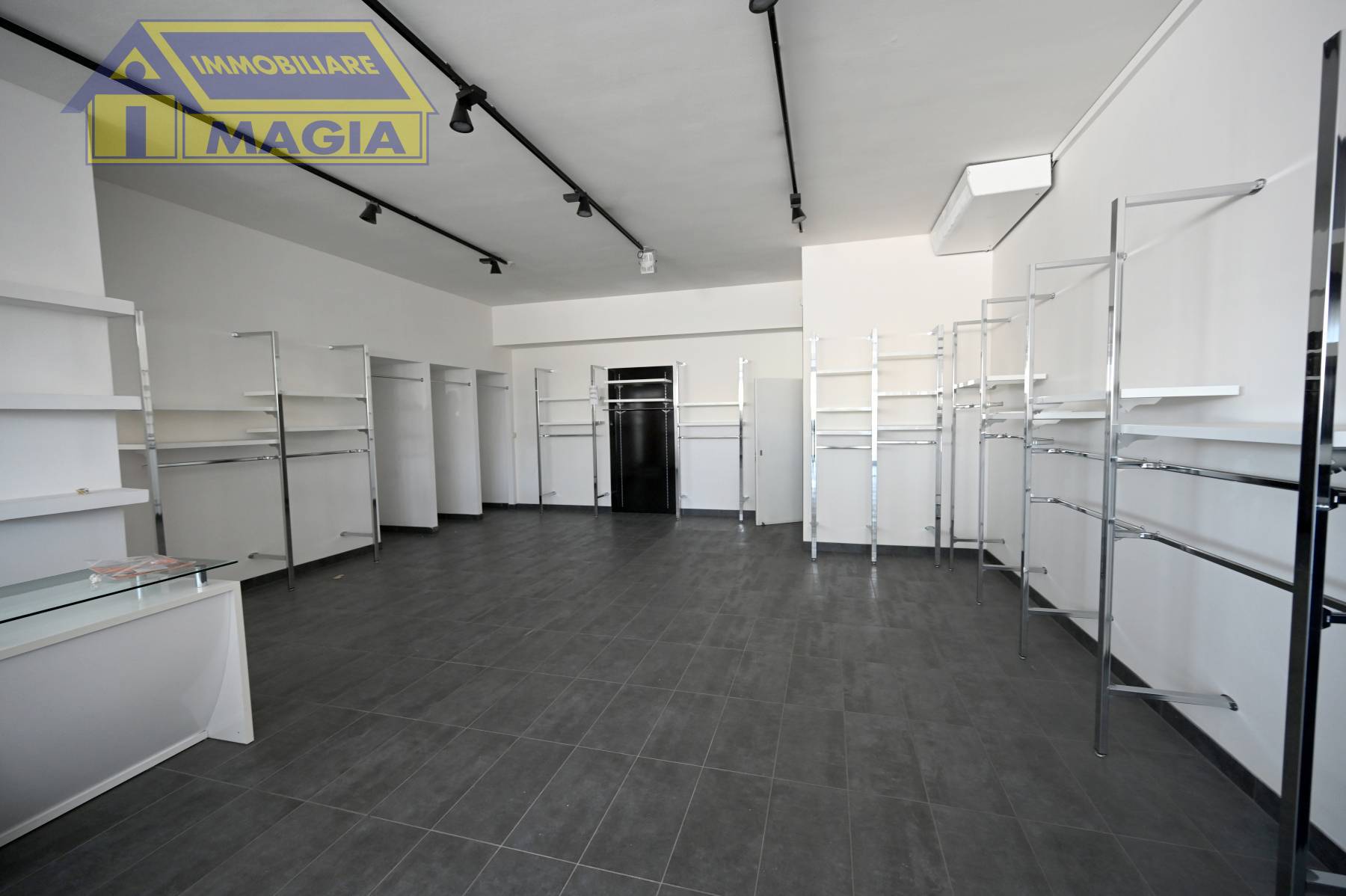 Locale commerciale in vendita a San Benedetto del Tronto, Porto d'Ascoli