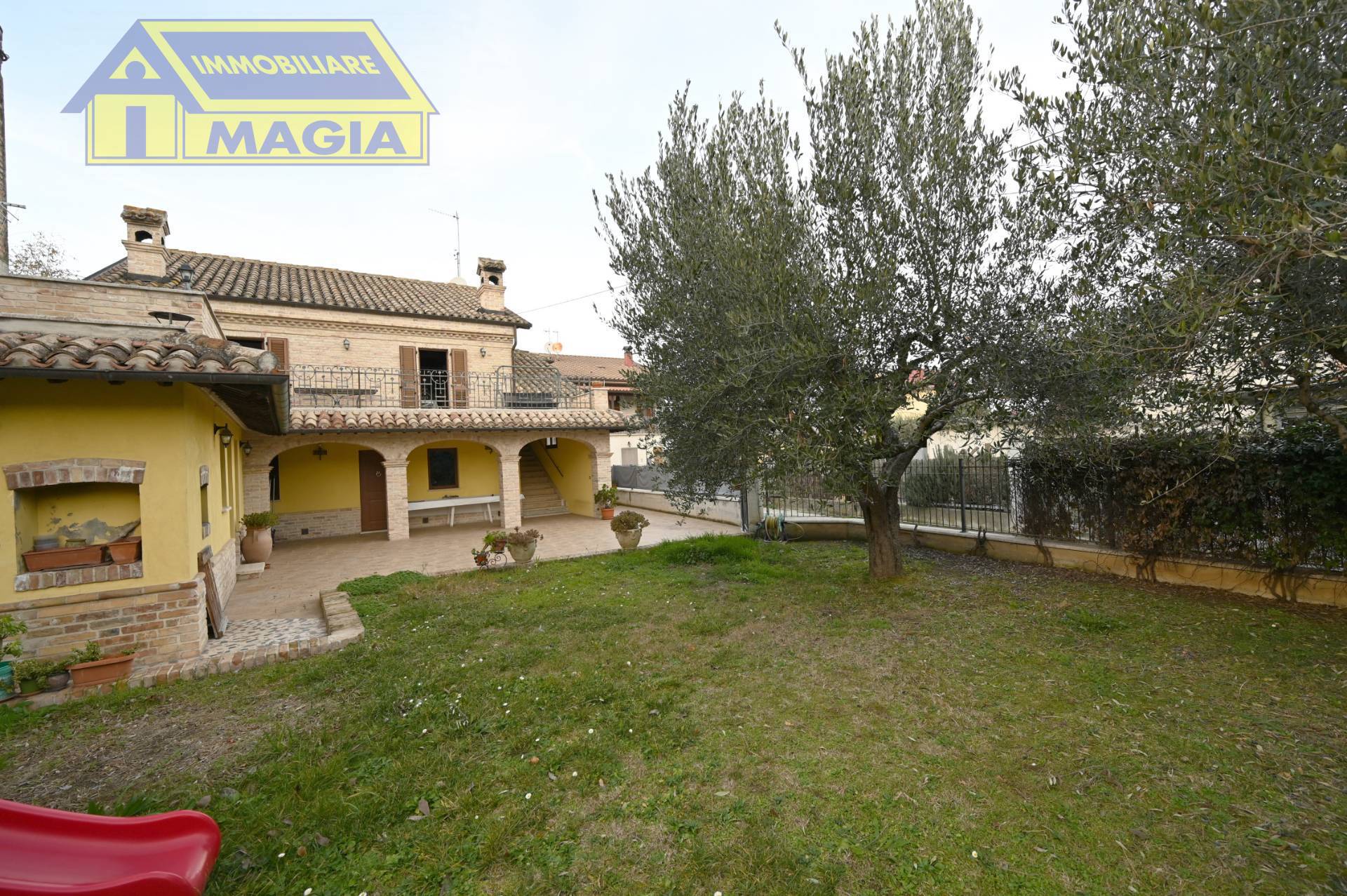 Villa in vendita a Appignano del Tronto