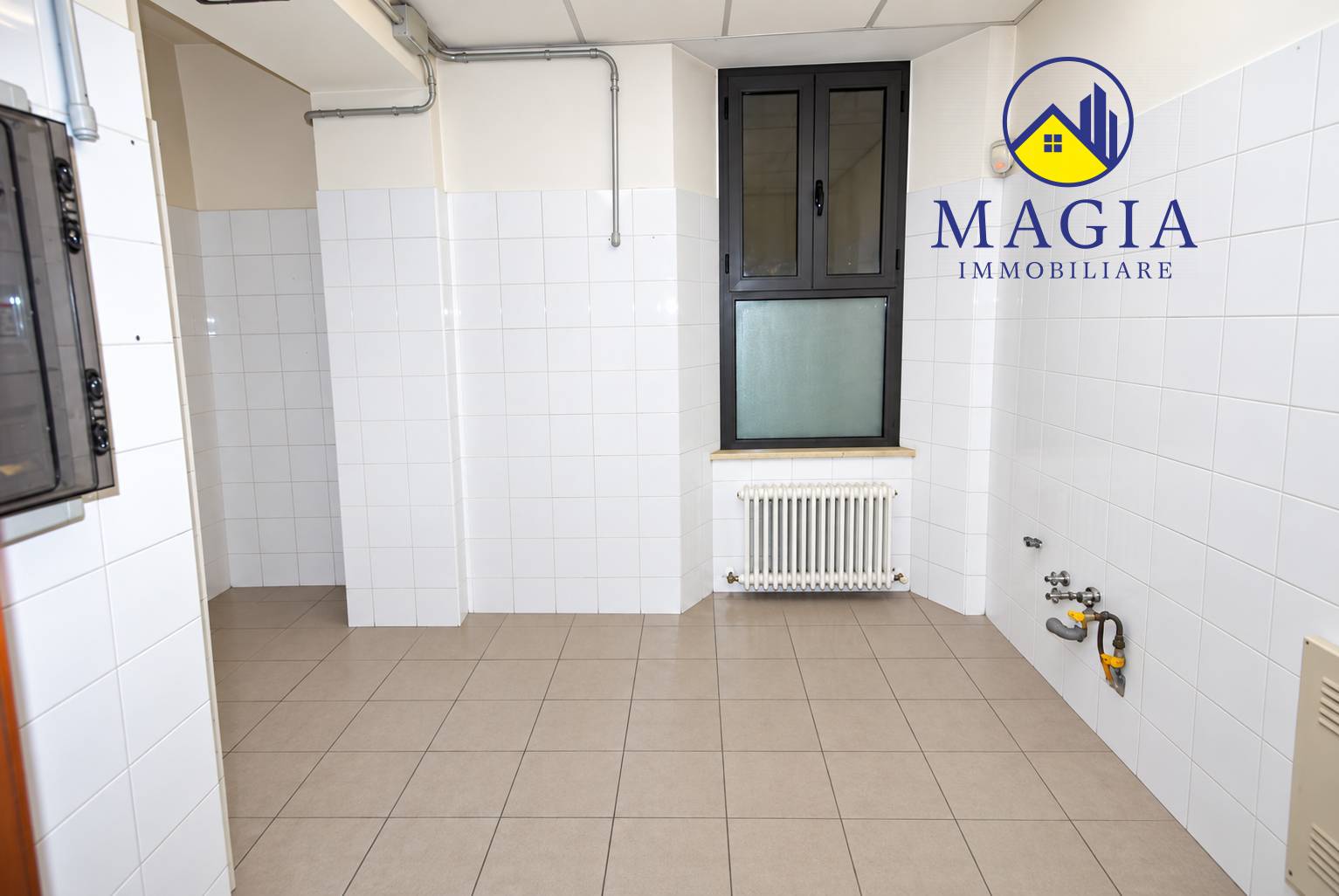 Locale commerciale in vendita a Ascoli Piceno, Porta Maggiore