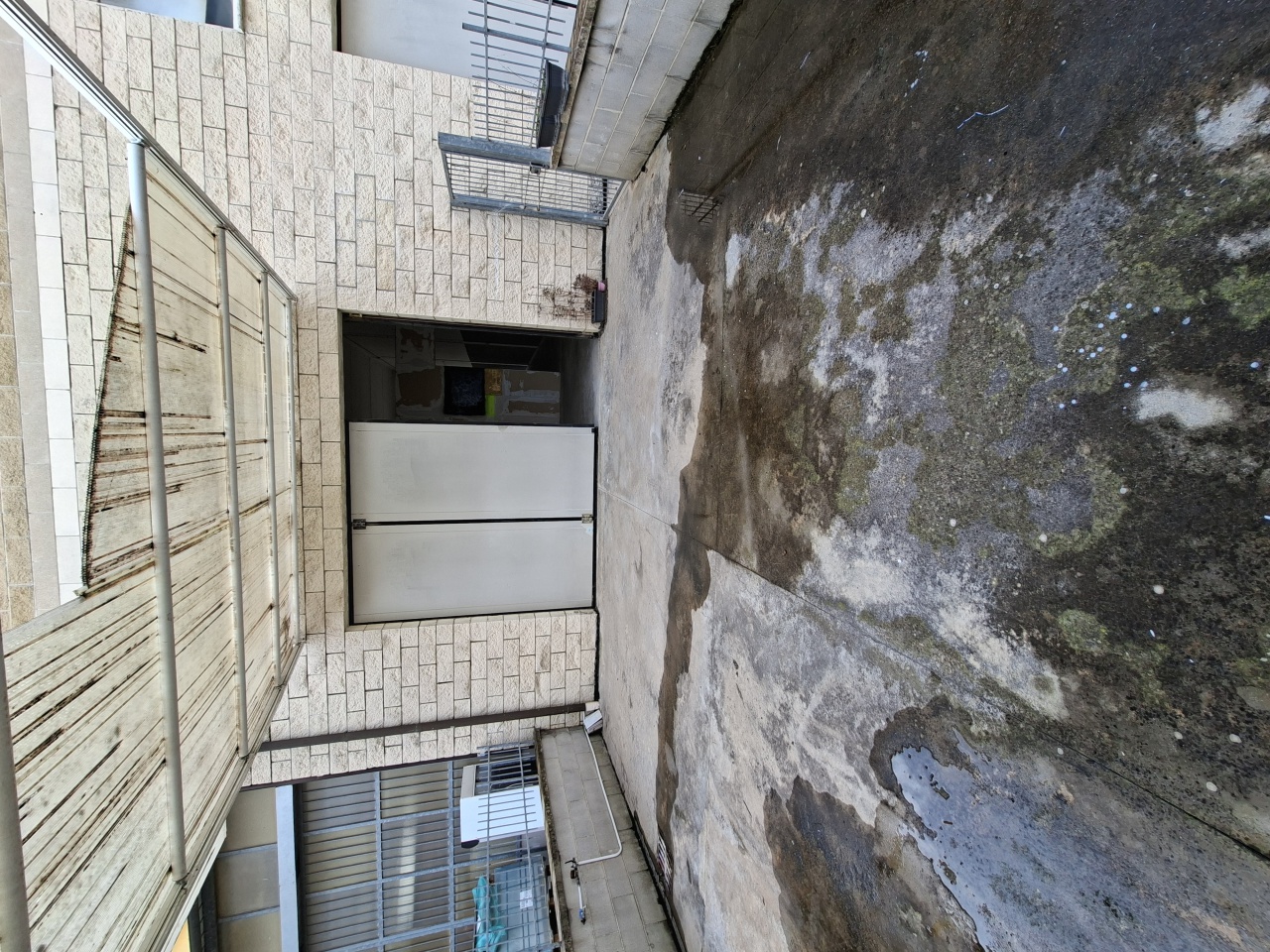 Capannone con giardino in via dell'industria, Follonica