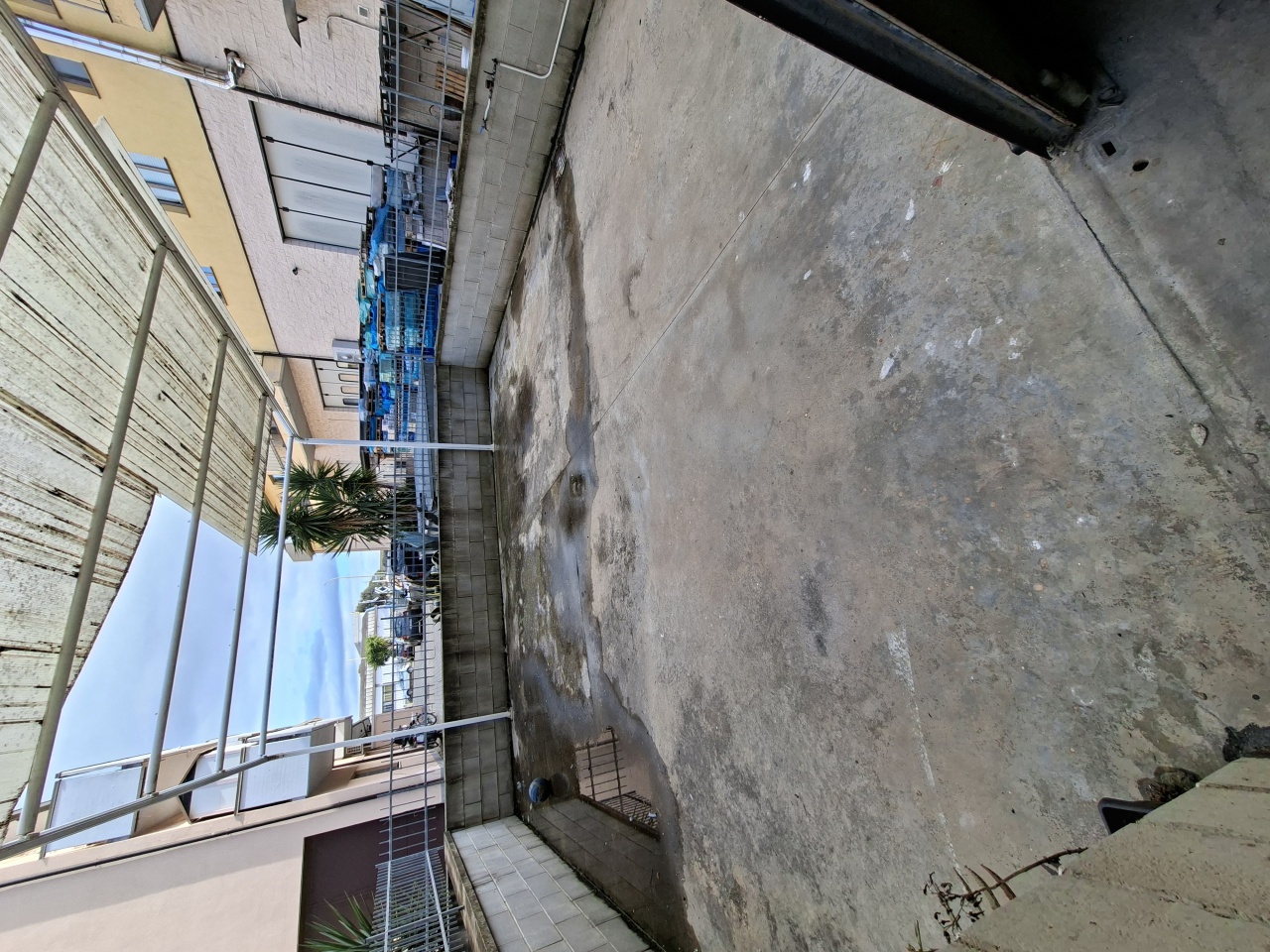 Capannone con giardino in via dell'industria, Follonica