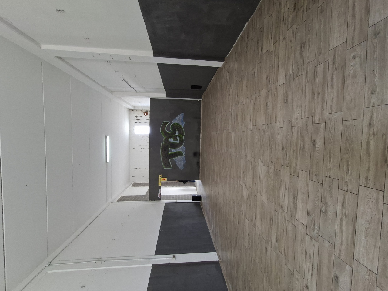 Capannone con giardino in via dell'industria, Follonica