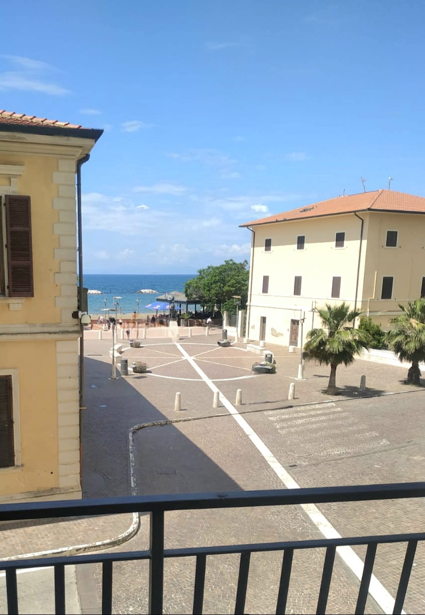 Quadrilocale vista mare in via roma, Follonica
