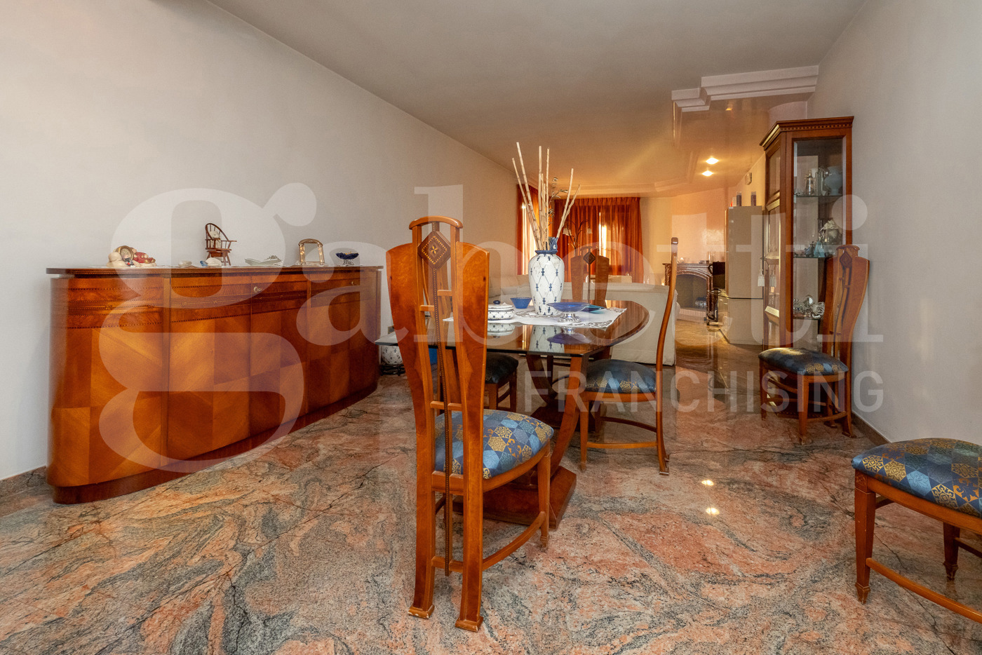 Stabile/Palazzo con box a Solesino