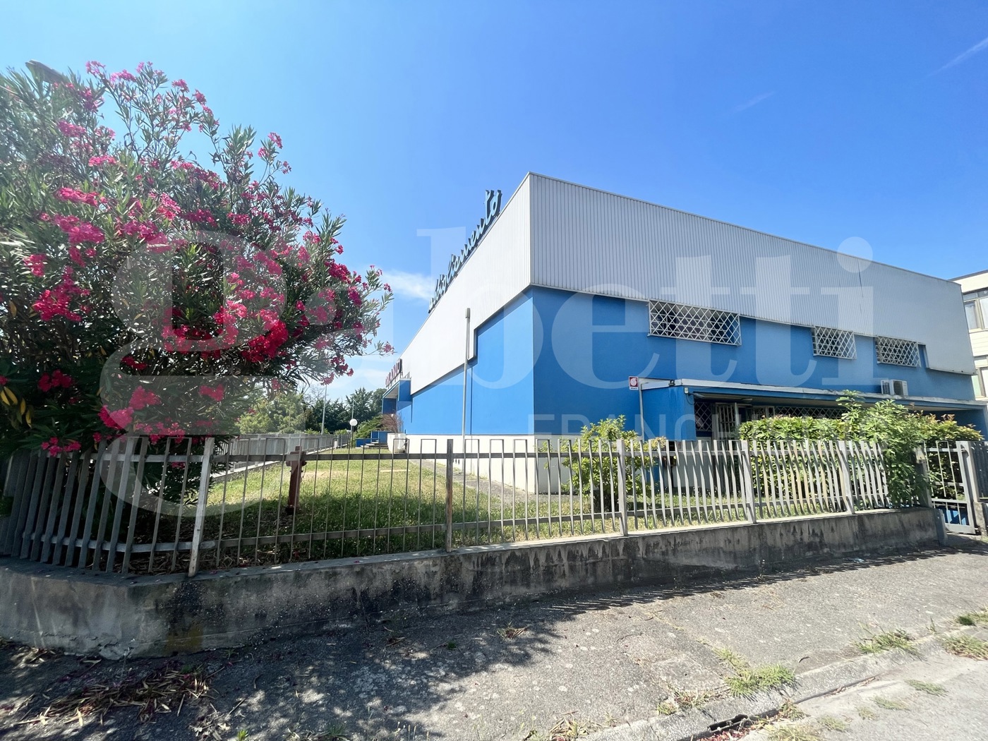 Capannone con box doppio a Rovigo