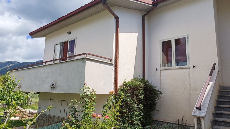 Villa con giardino a Pesche