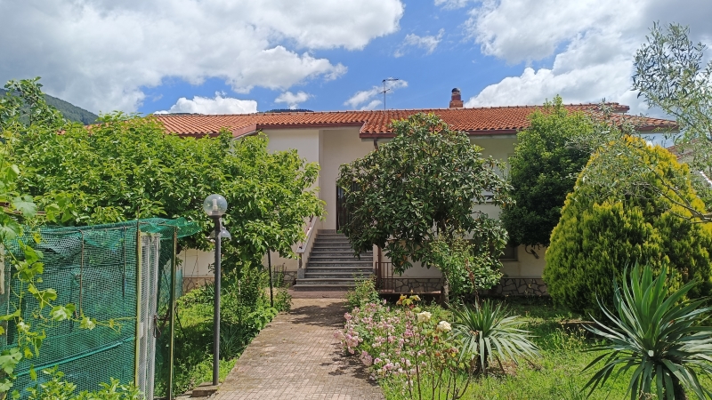 Villa con giardino a Pesche