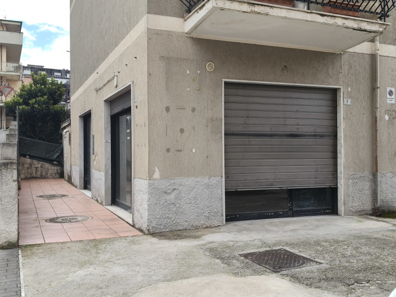 Locale commerciale in vendita a Isernia