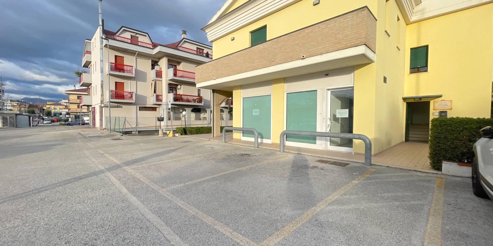 Locale Commerciale in affitto a Monteprandone, Centobuchi