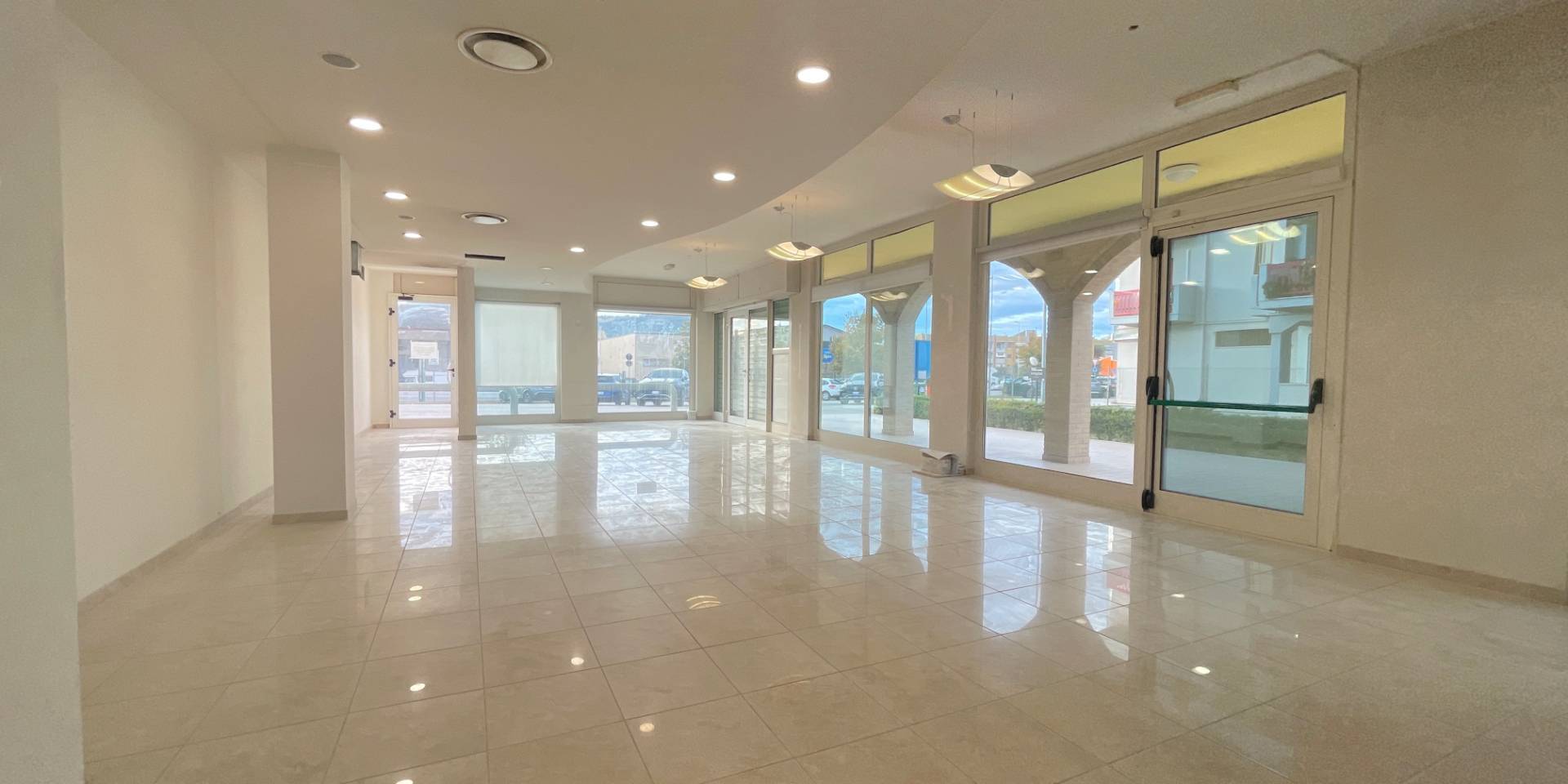 Locale Commerciale in affitto a Monteprandone, Centobuchi