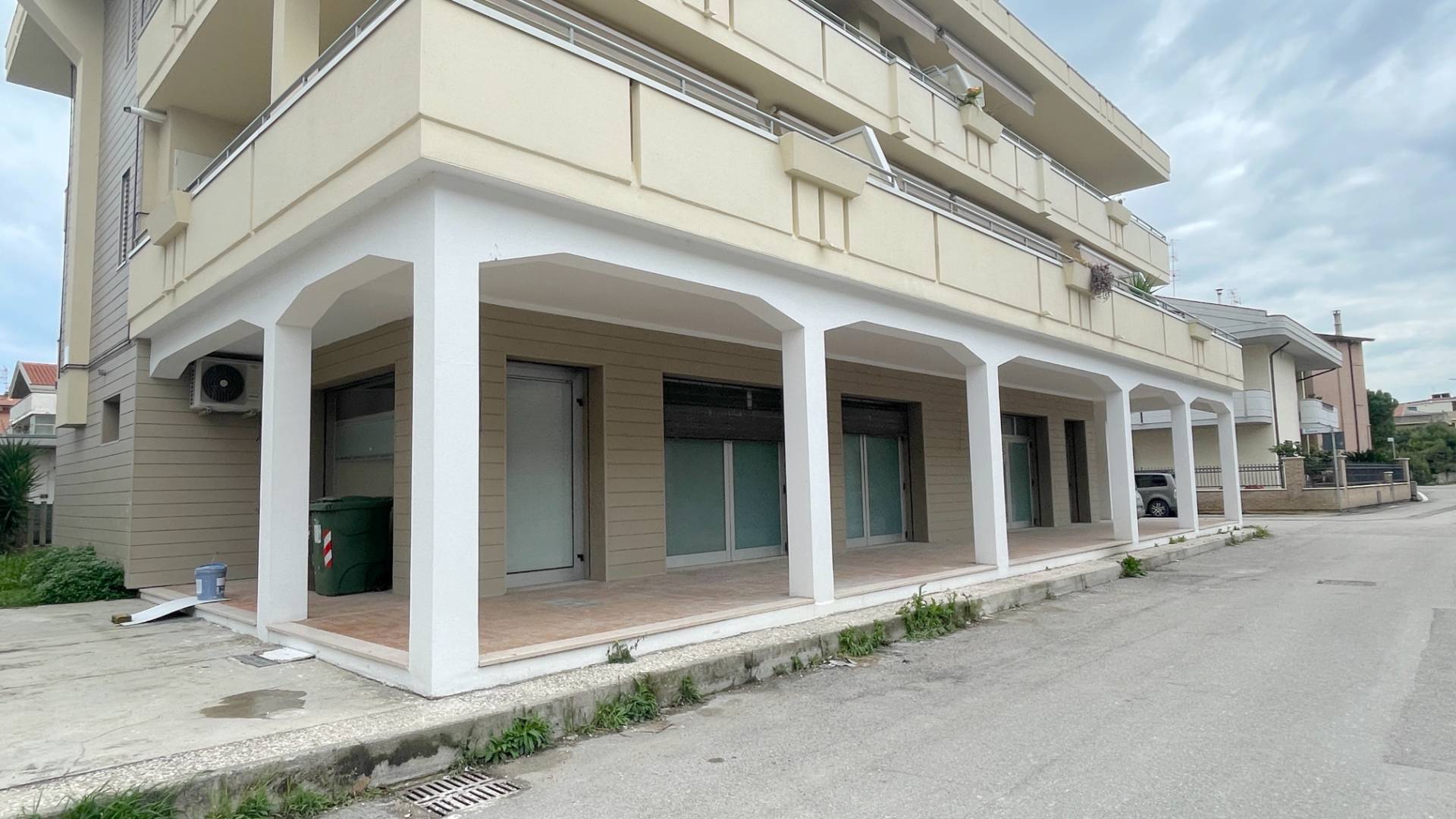 Locale Commerciale in affitto a Martinsicuro, Centrale (tra La Statale 16 Ed Il Lungomare)