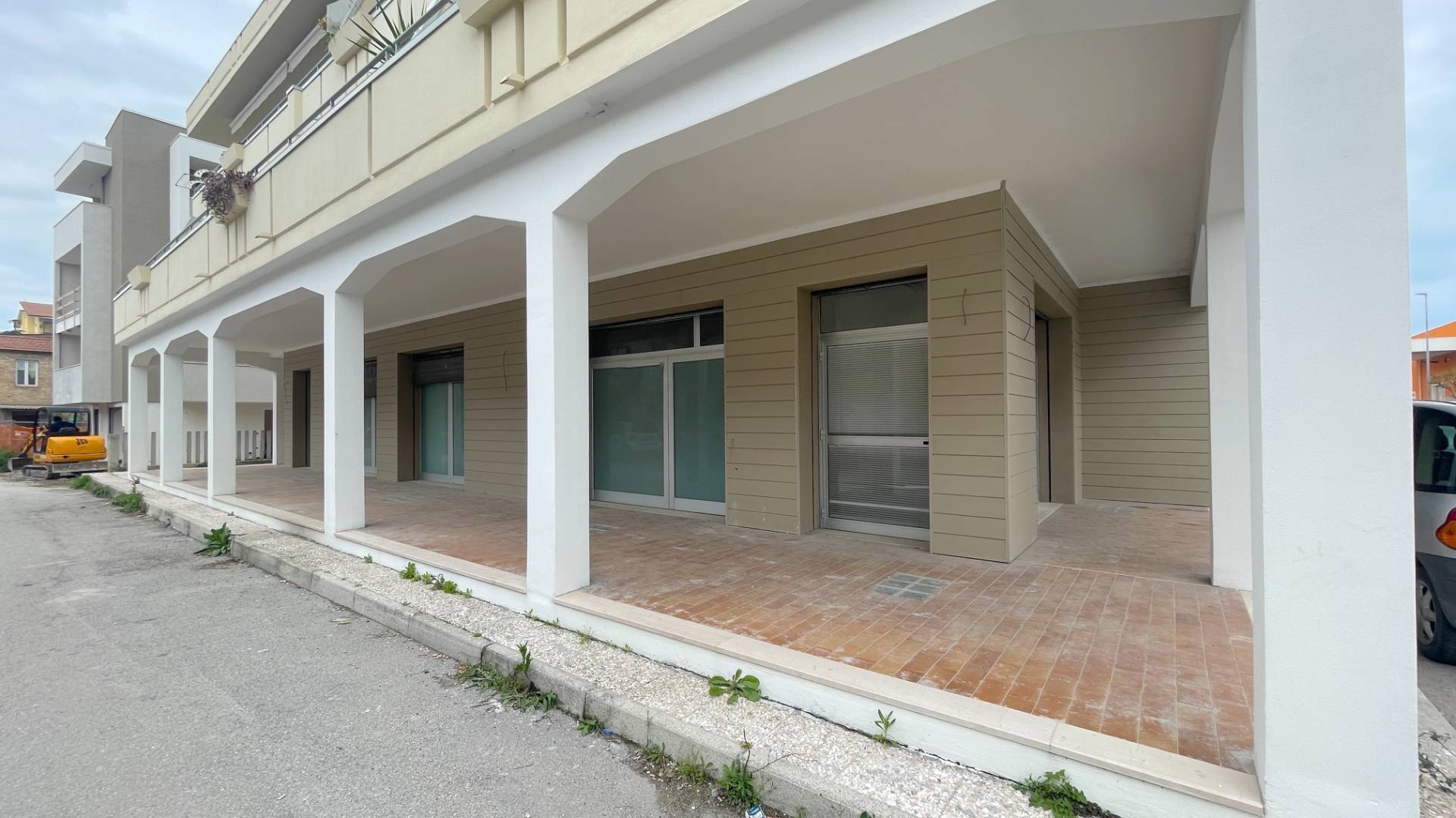 Locale Commerciale in vendita a Martinsicuro, Centrale (tra La Statale 16 Ed Il Lungomare)