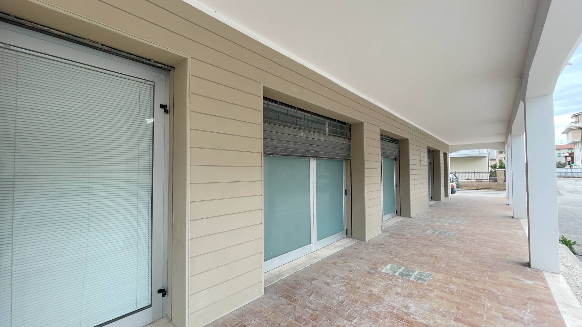 Locale Commerciale in vendita a Martinsicuro, Centrale (tra La Statale 16 Ed Il Lungomare)