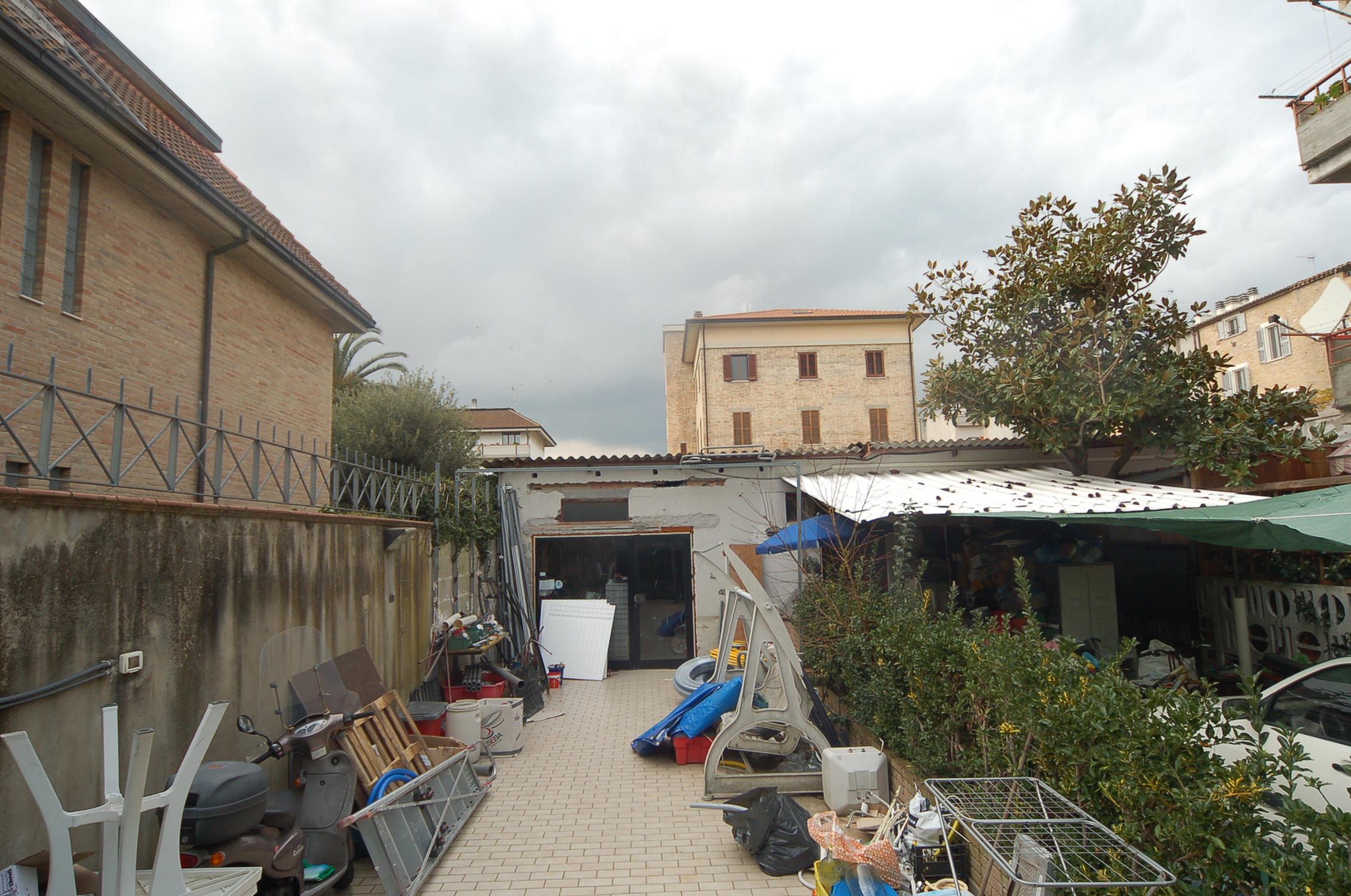 Locale Artigianale / Deposito in vendita a San Benedetto del Tronto, Centralissima