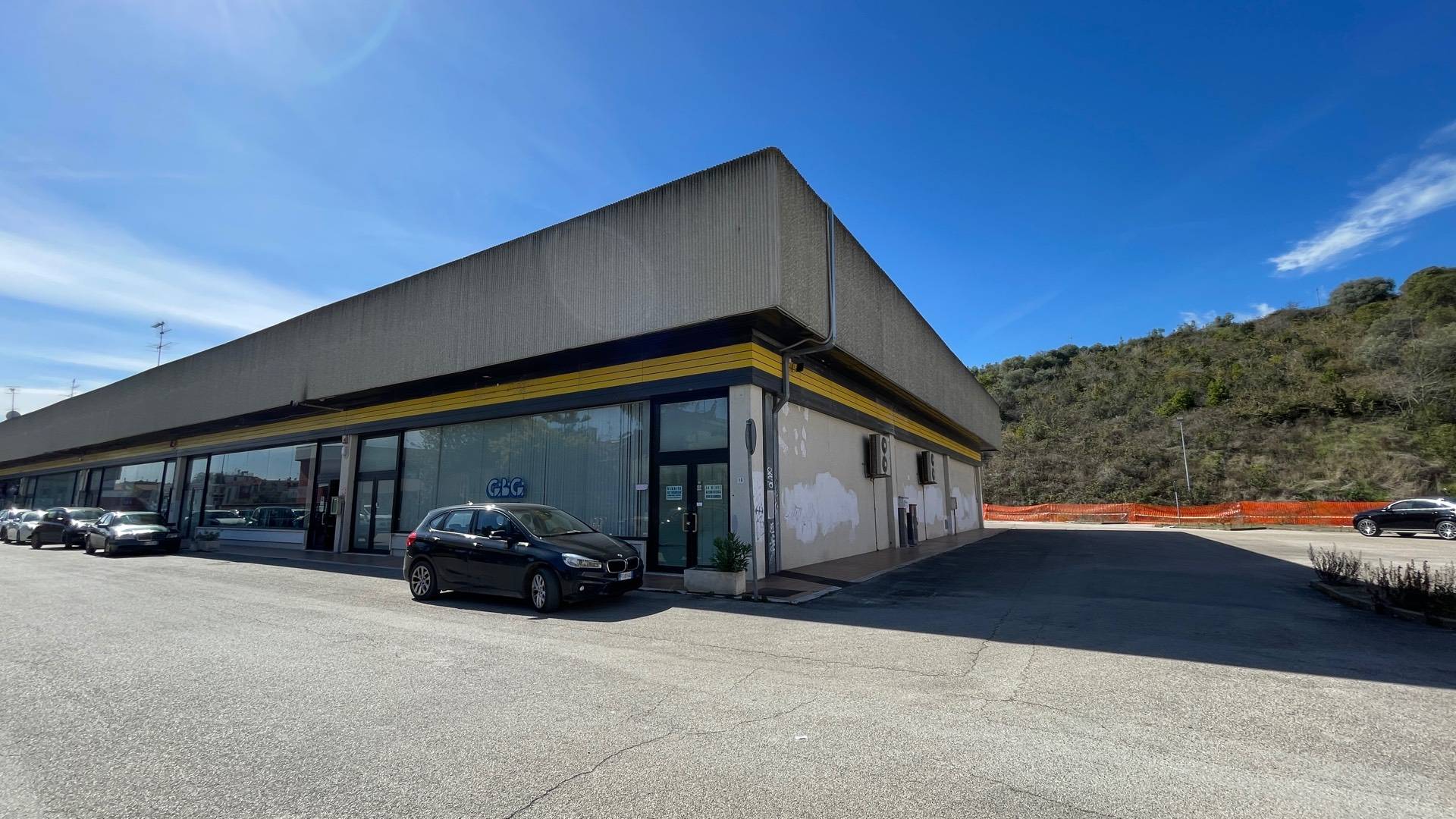 Locale Commerciale in vendita a San Benedetto del Tronto, Porto D'ascoli residenziale