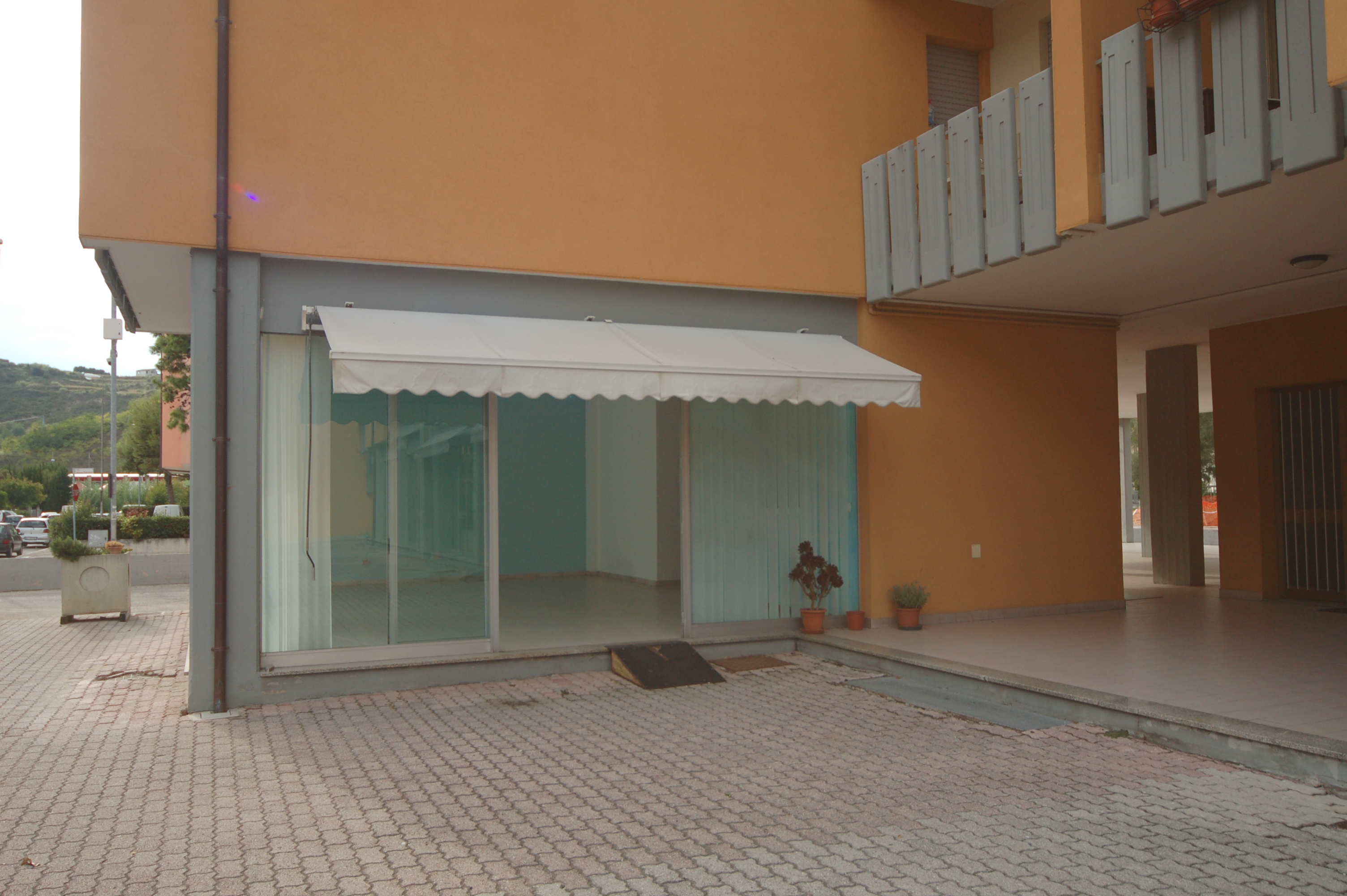 Locale Commerciale in vendita a Martinsicuro, Villa Rosa (zona A Sud Del Centro)