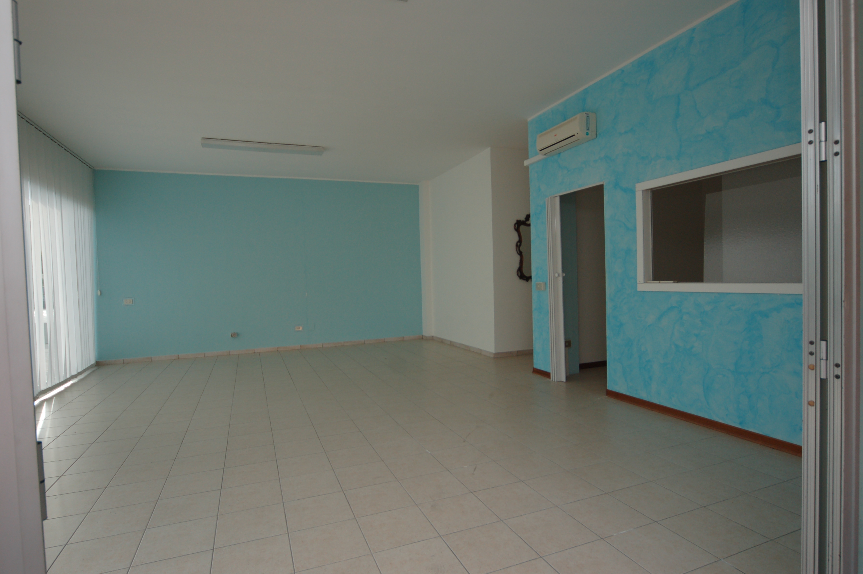 Locale Commerciale in vendita a Martinsicuro, Villa Rosa (zona A Sud Del Centro)