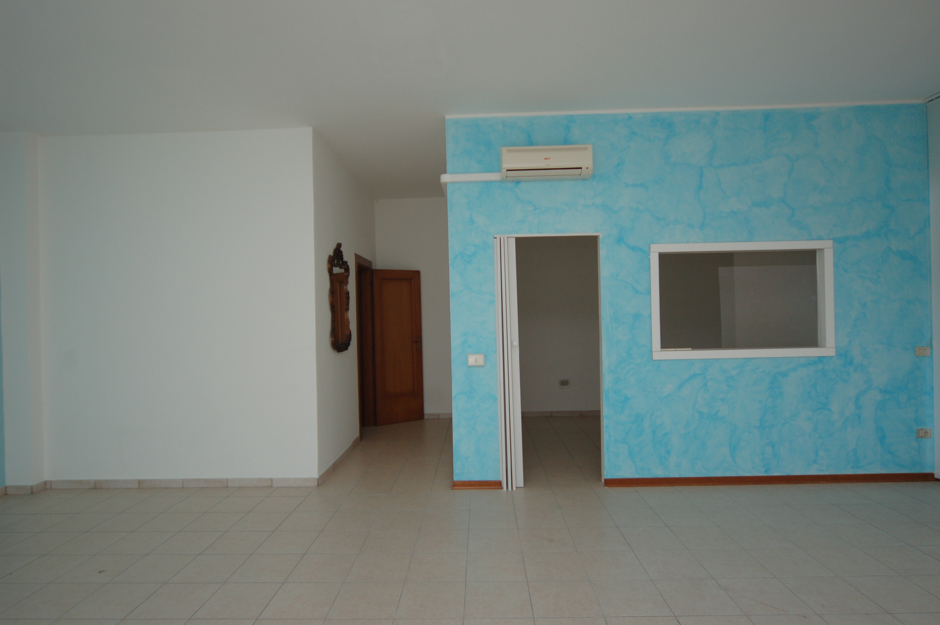 Locale Commerciale in vendita a Martinsicuro, Villa Rosa (zona A Sud Del Centro)