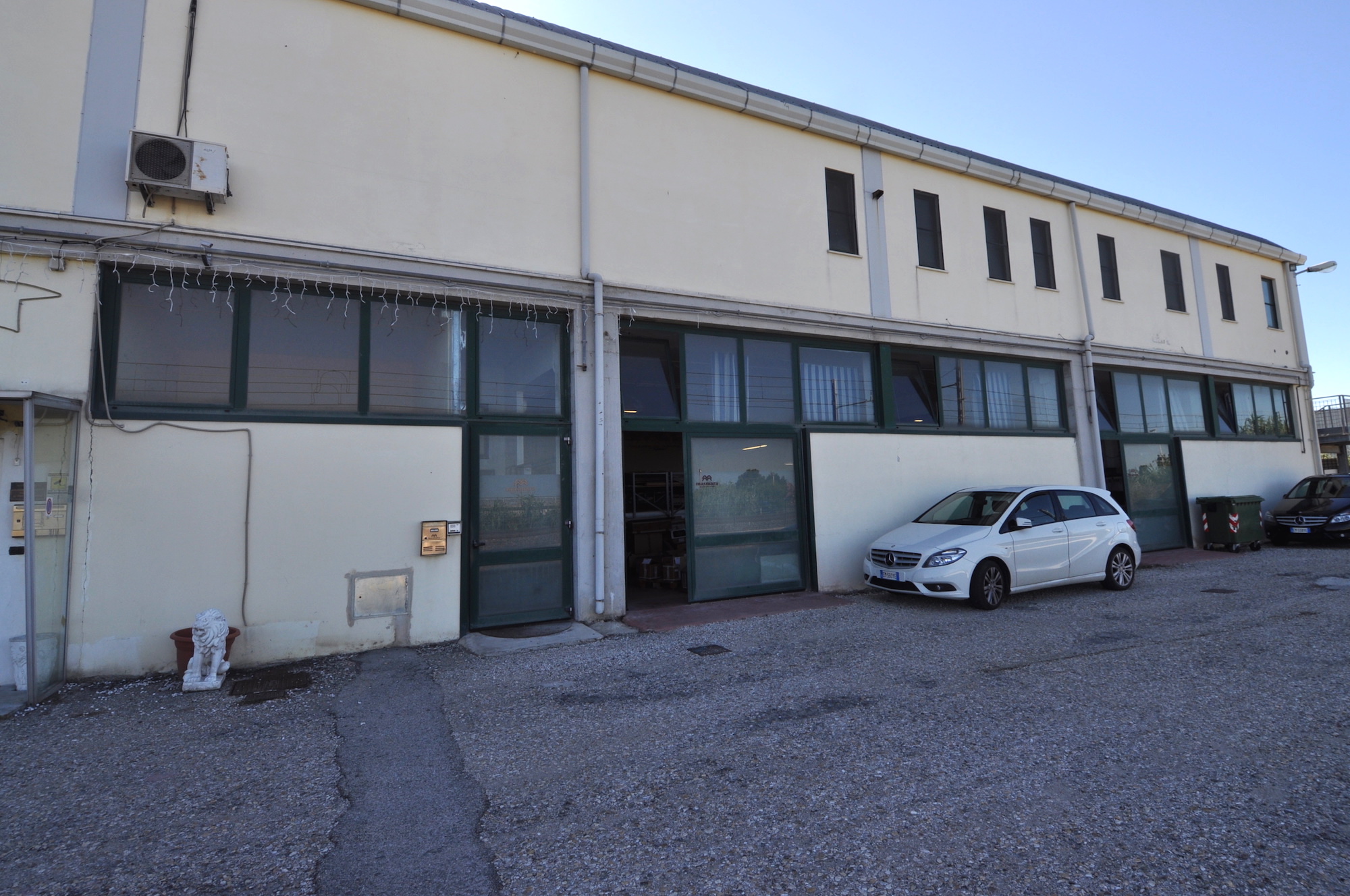 Locale Artigianale / Deposito in vendita a San Benedetto del Tronto, Porto D'ascoli residenziale