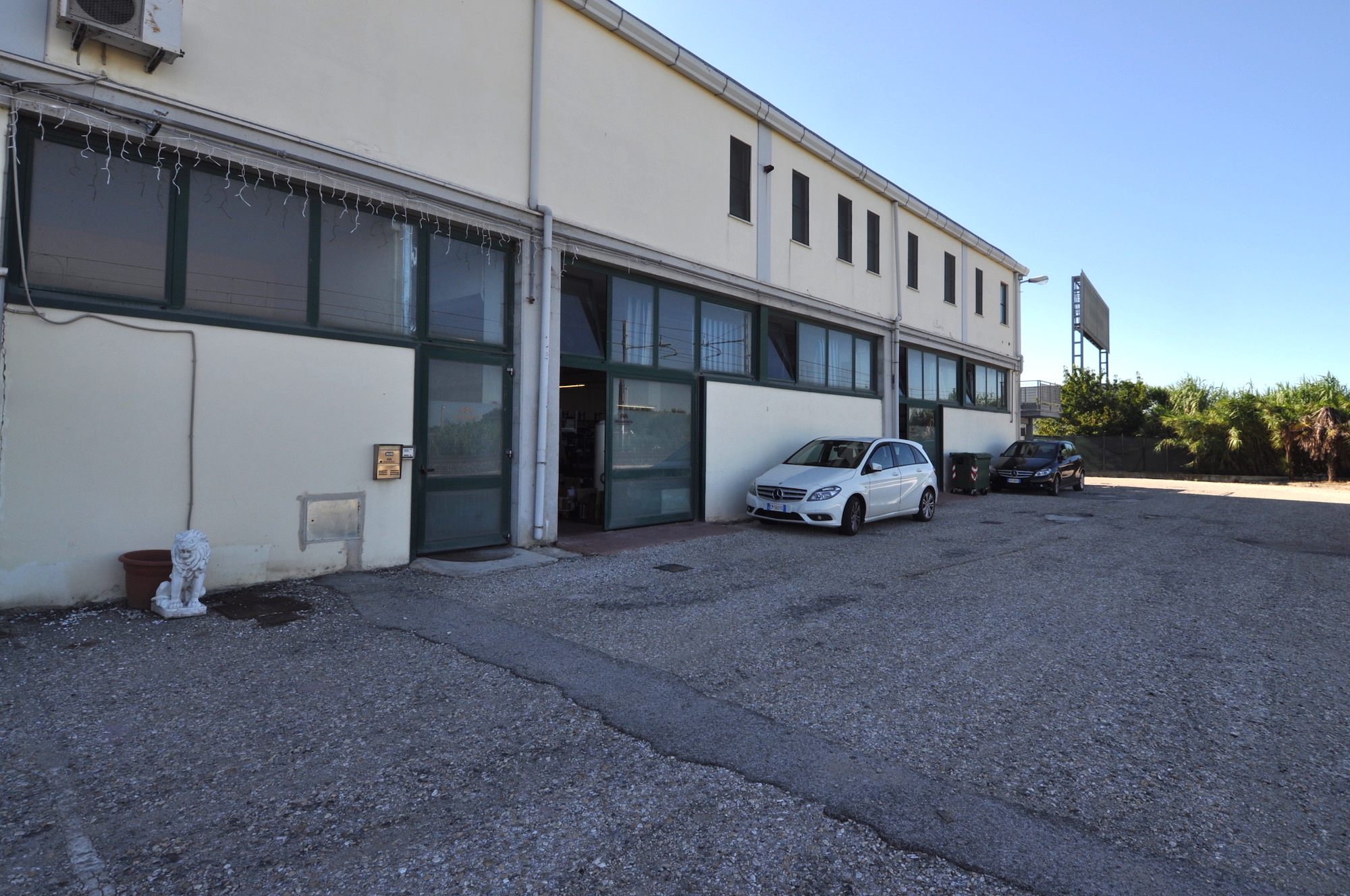 Locale Artigianale / Deposito in vendita a San Benedetto del Tronto, Porto D'ascoli residenziale