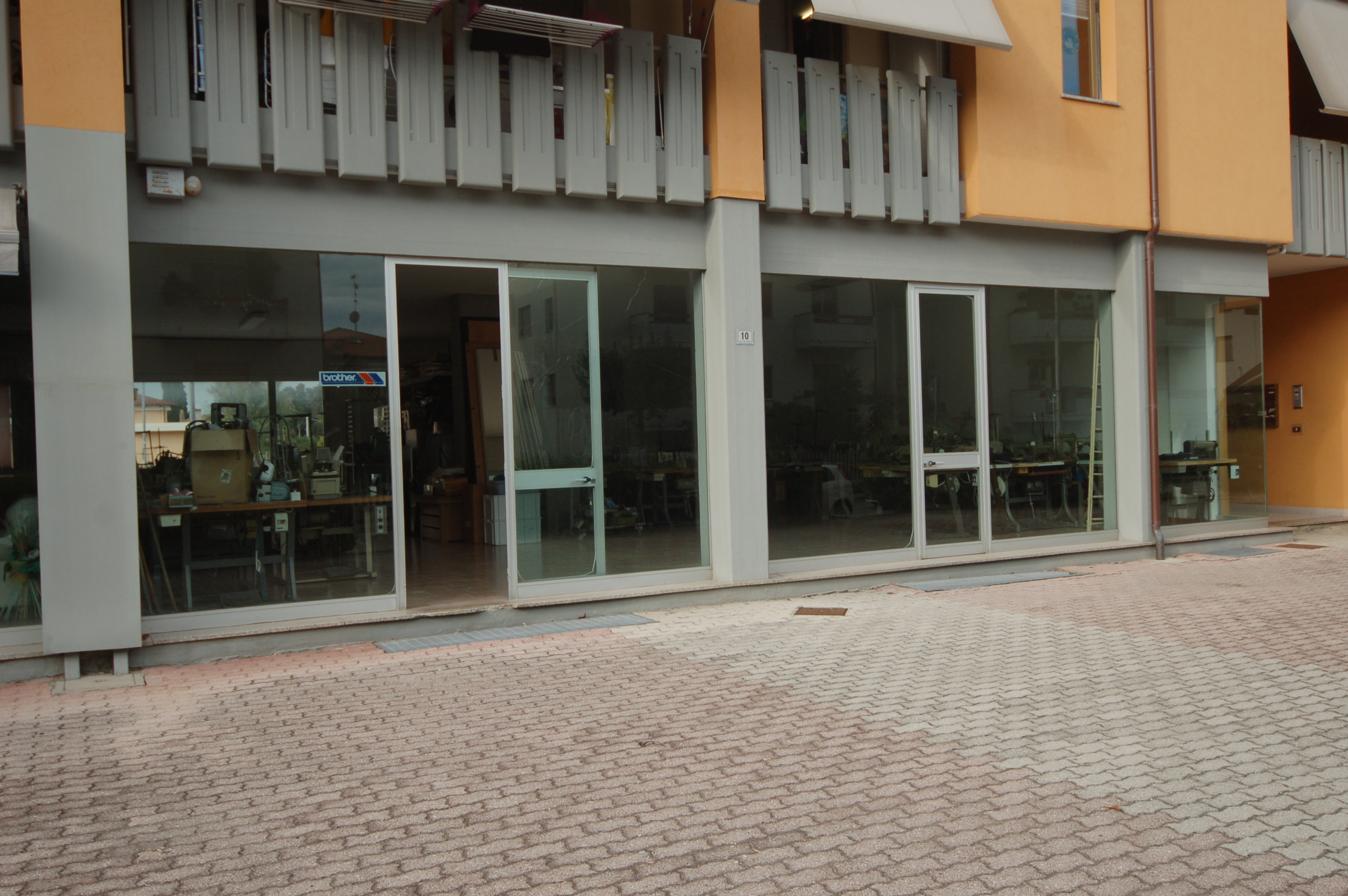 Locale Commerciale in vendita a Martinsicuro, Villa Rosa (zona A Sud Del Centro)