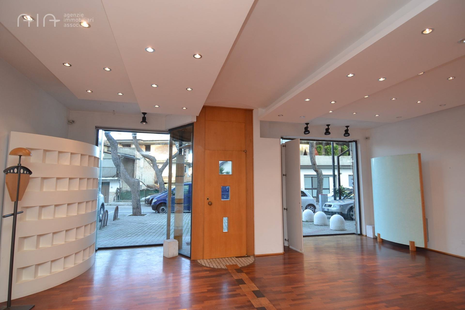 Locale Commerciale in vendita a Martinsicuro, Centrale (tra La Statale 16 Ed Il Lungomare)