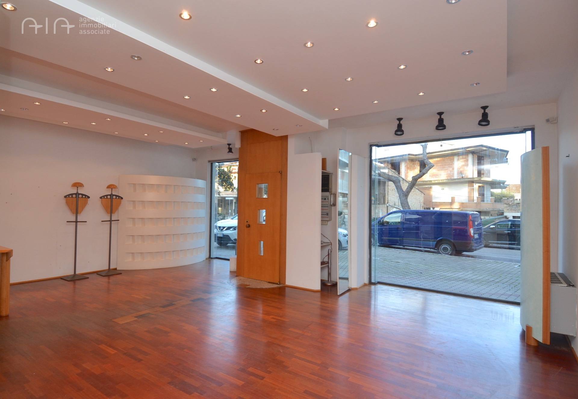 Locale Commerciale in vendita a Martinsicuro, Centrale (tra La Statale 16 Ed Il Lungomare)