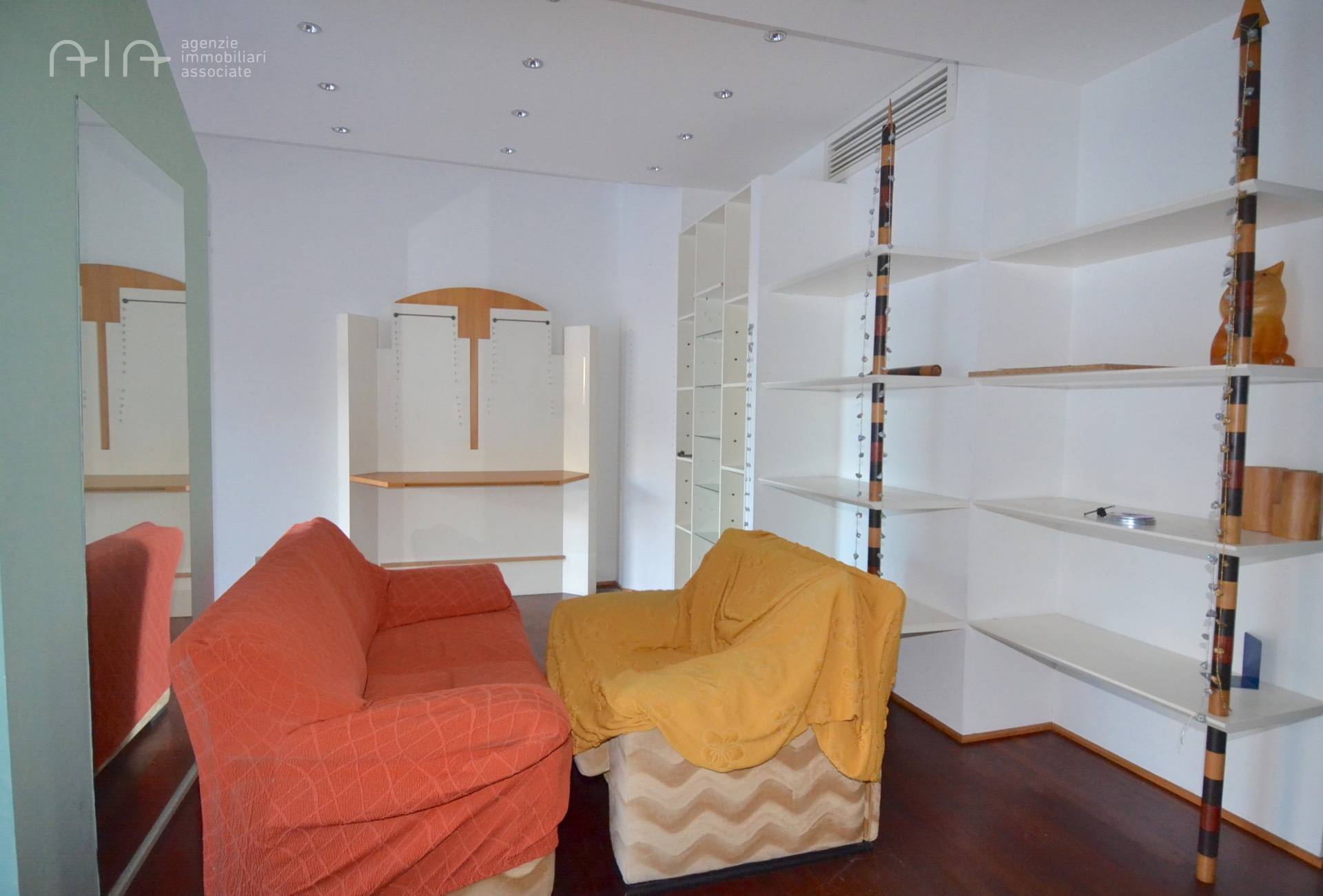 Locale Commerciale in vendita a Martinsicuro, Centrale (tra La Statale 16 Ed Il Lungomare)