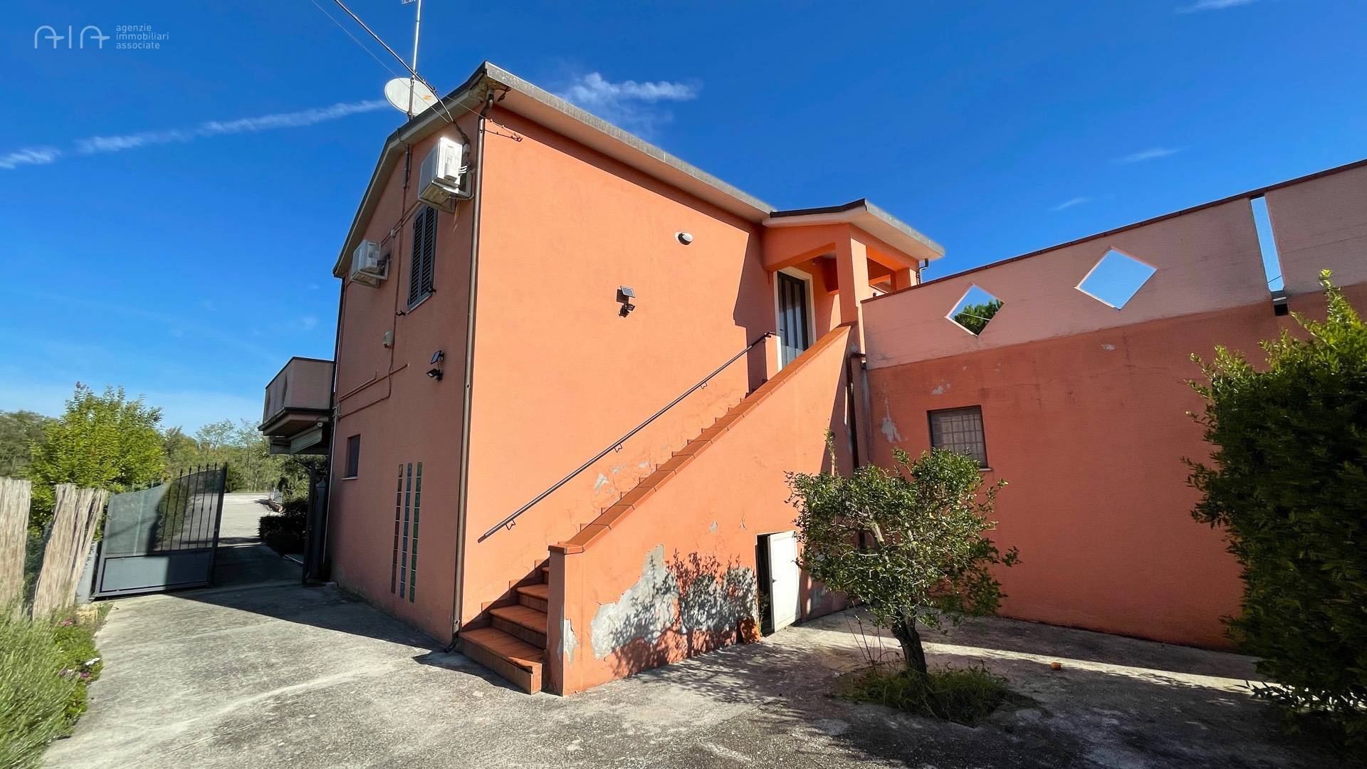 Casa cielo - terra in vendita a Controguerra, Industriale (bonifica Del Tronto)