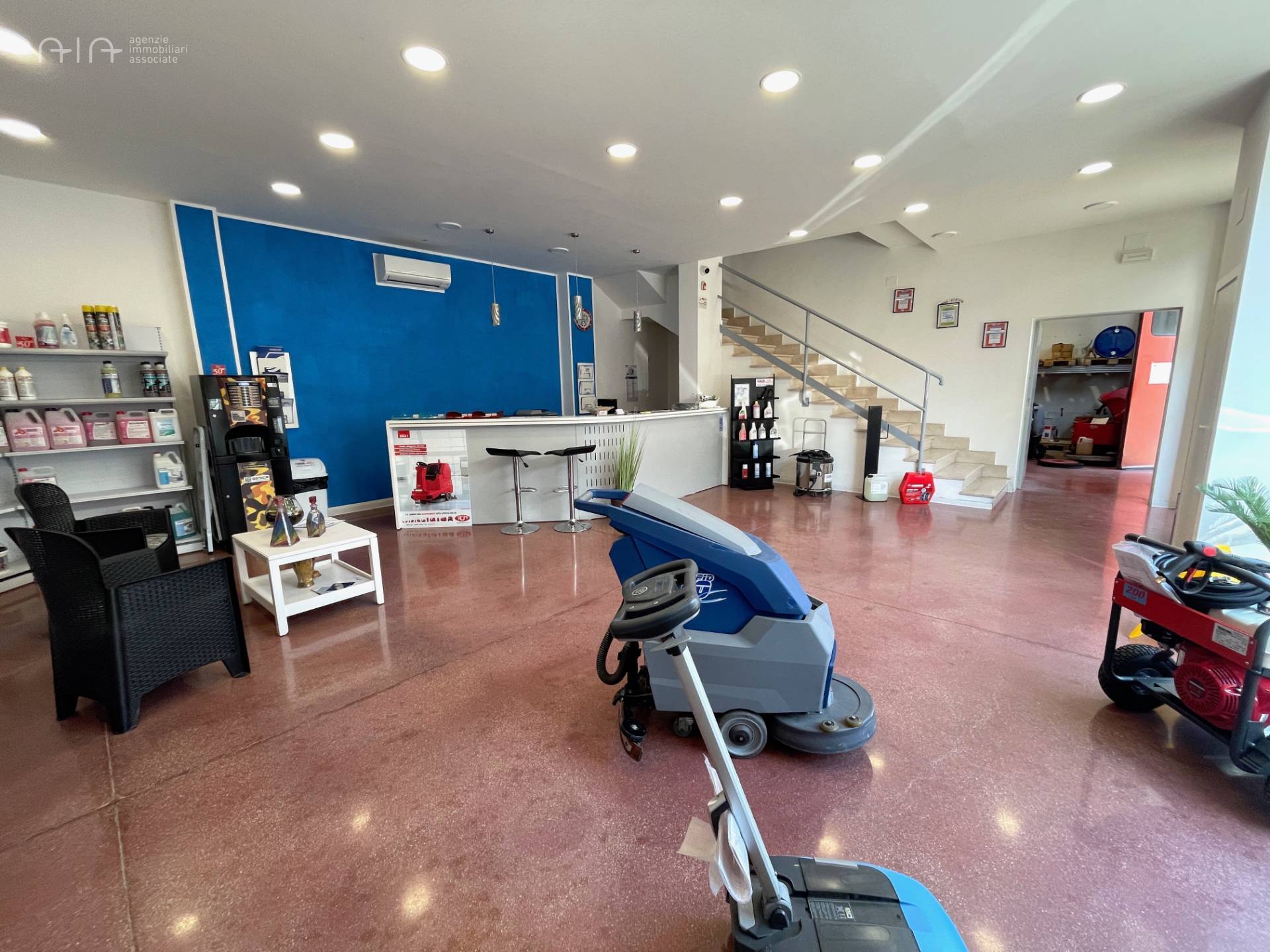 Locale Artigianale / Deposito in vendita a Grottammare, Centrale (tra La ss16 e ferrovia, fino al fi