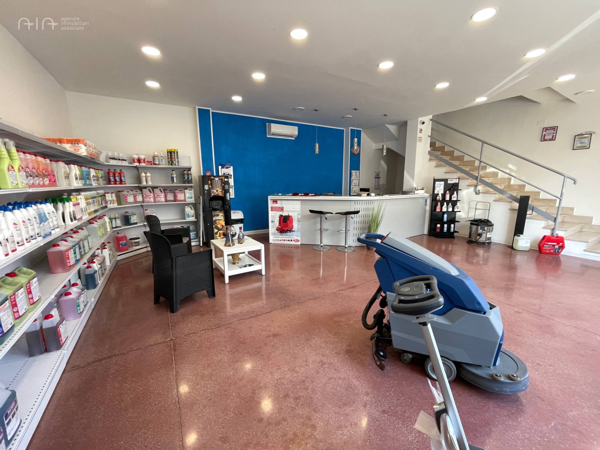 Locale Artigianale / Deposito in vendita a Grottammare, Centrale (tra La ss16 e ferrovia, fino al fi