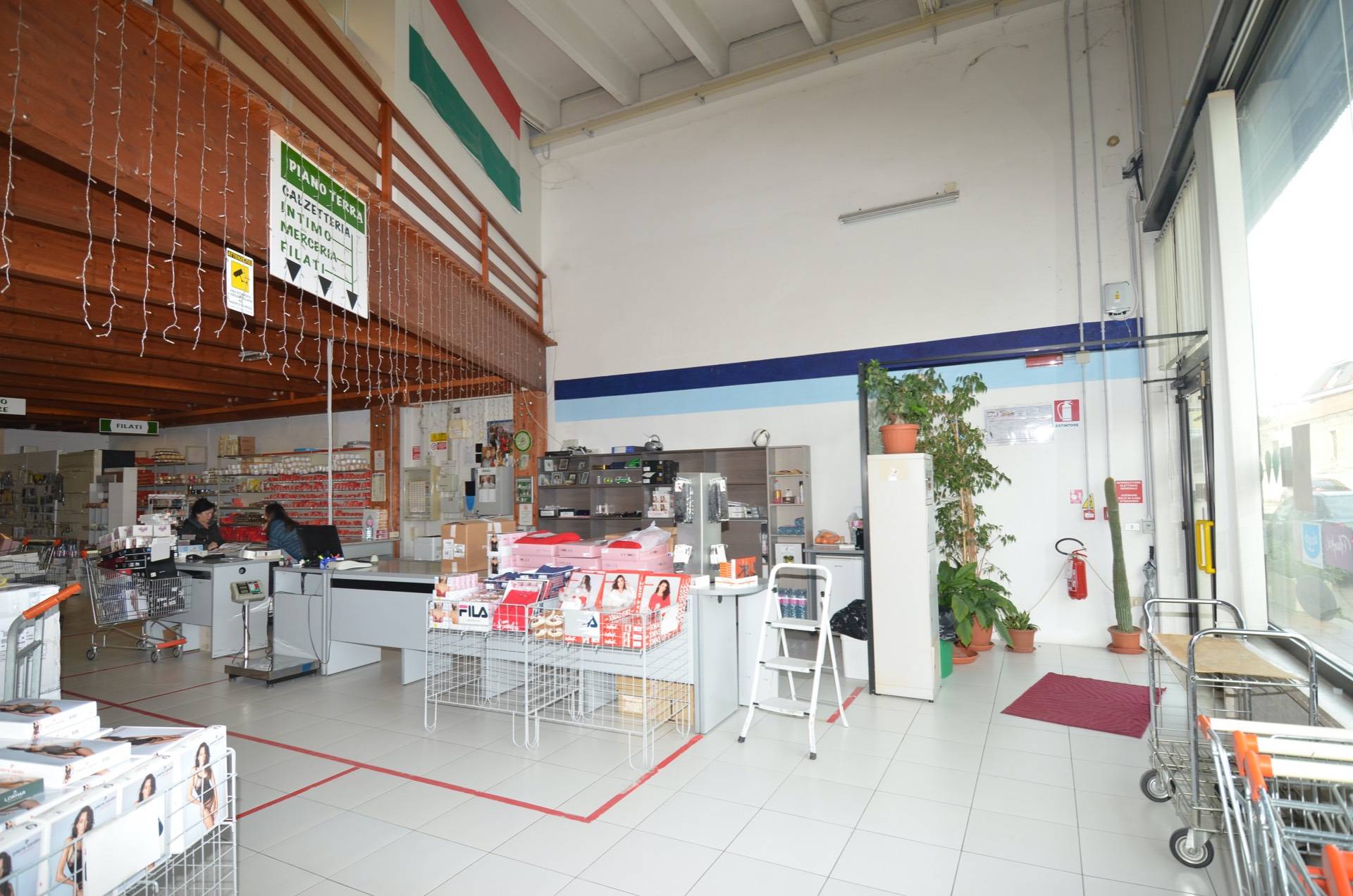 Locale Commerciale in vendita a San Benedetto del Tronto, Porto D'ascoli residenziale