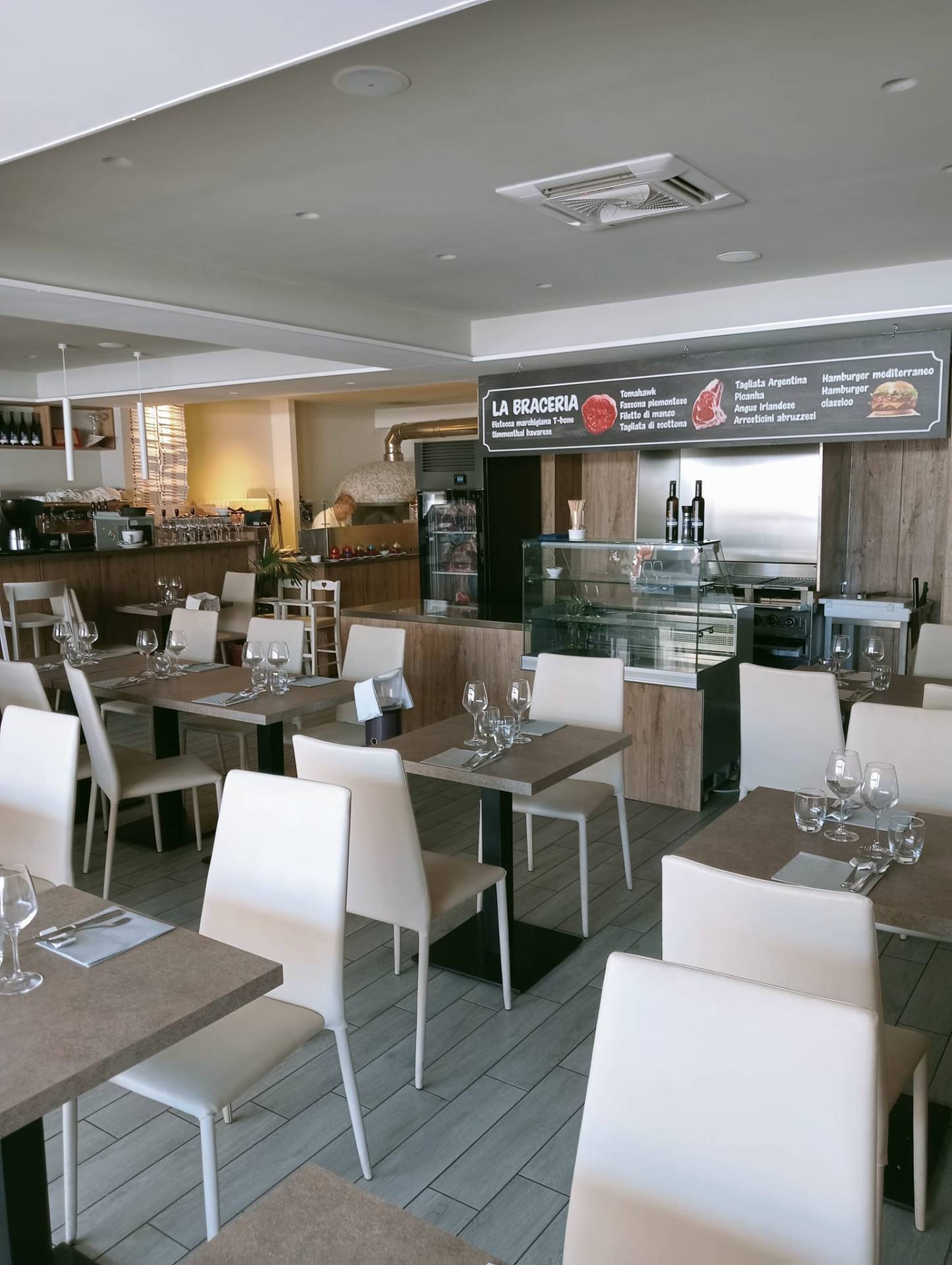 Locale Commerciale in vendita a San Benedetto del Tronto, Porto D'ascoli lungomare