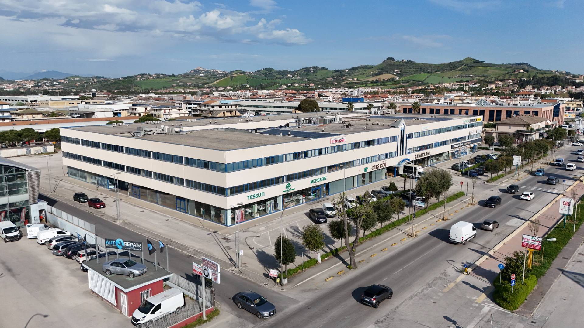 Locale Artigianale / Deposito in affitto a San Benedetto del Tronto, Porto D'ascoli residenziale