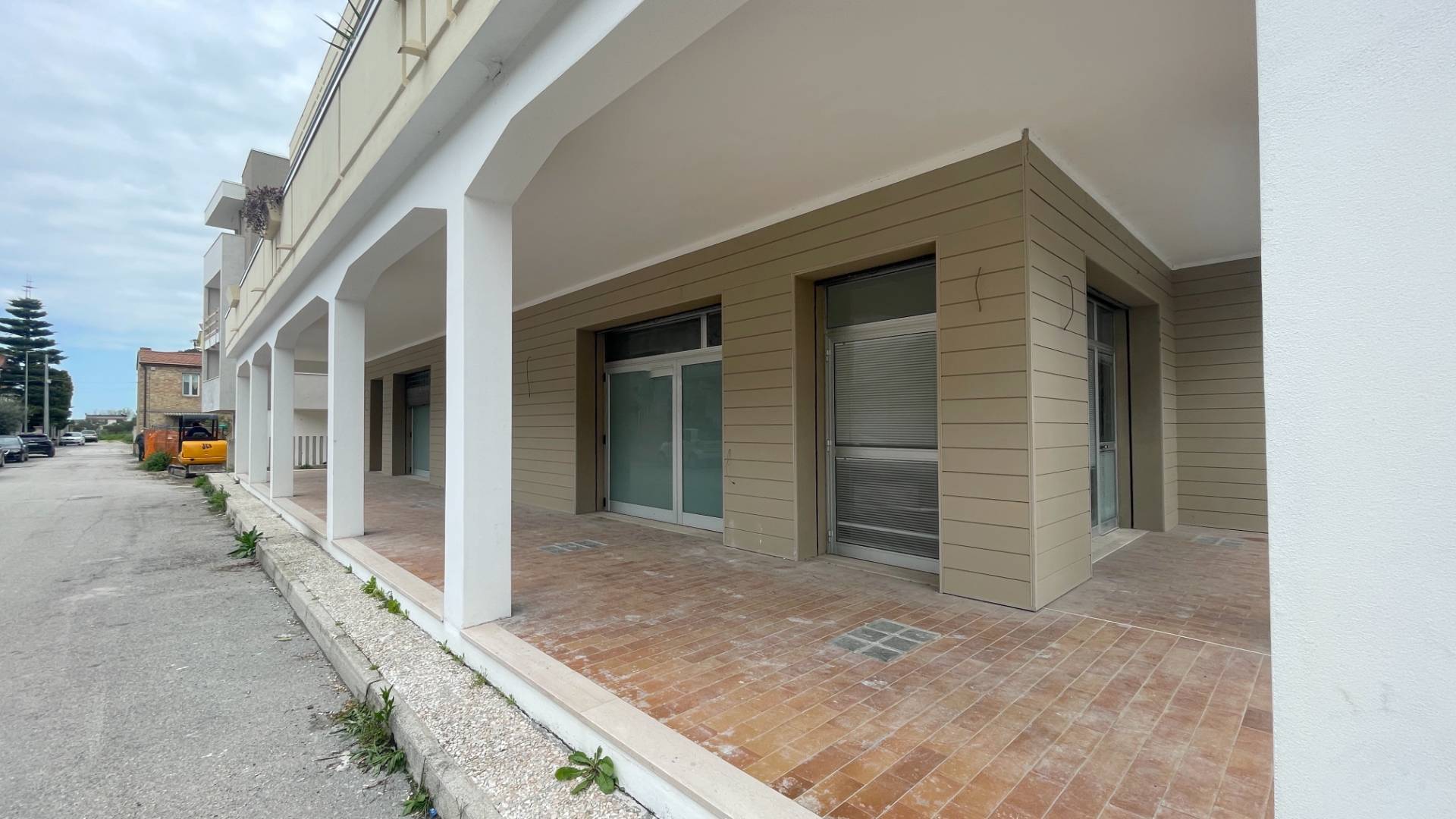 Locale Commerciale in affitto a Martinsicuro, Centrale (tra La Statale 16 Ed Il Lungomare)