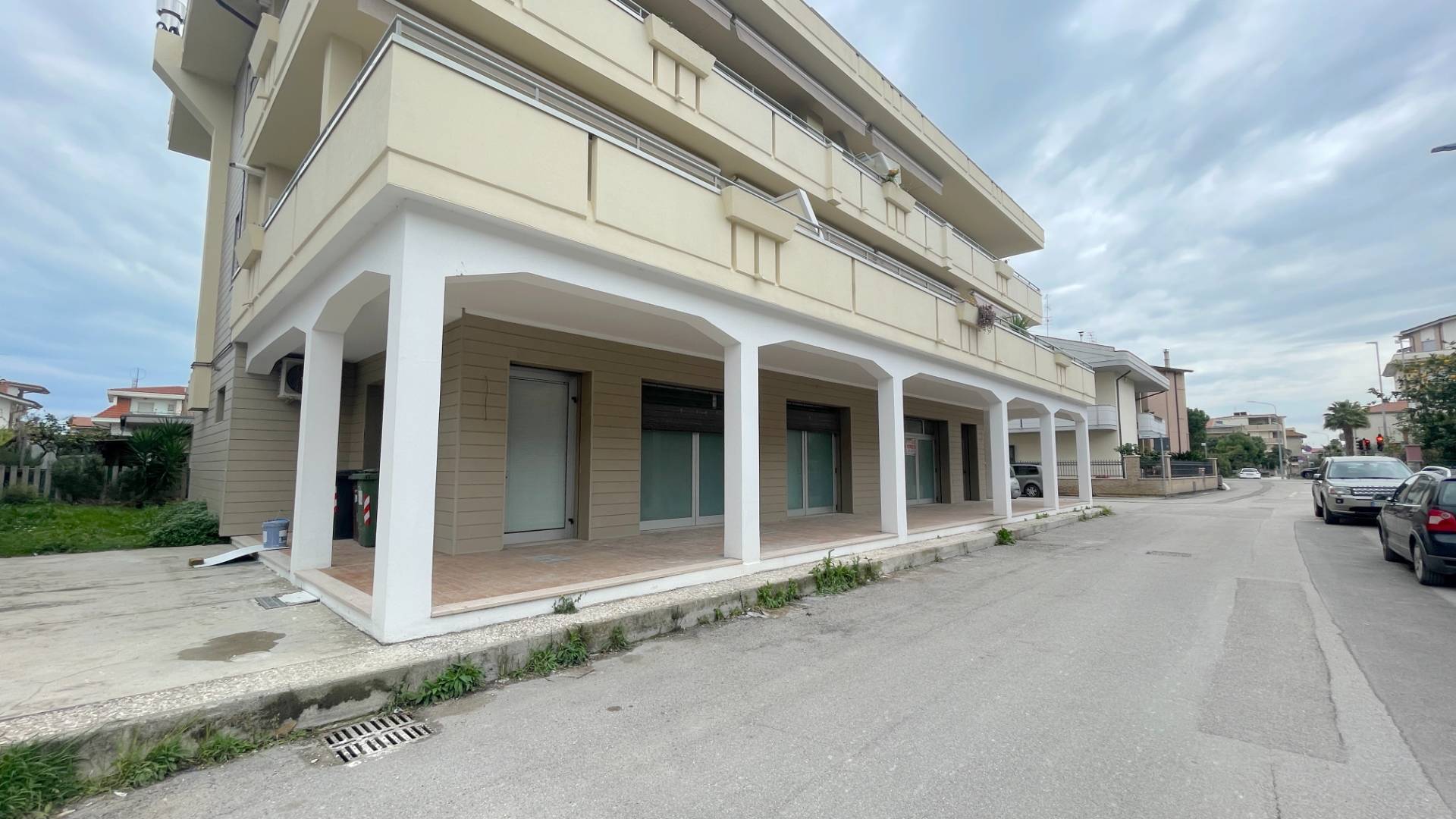 Locale Commerciale in affitto a Martinsicuro, Centrale (tra La Statale 16 Ed Il Lungomare)