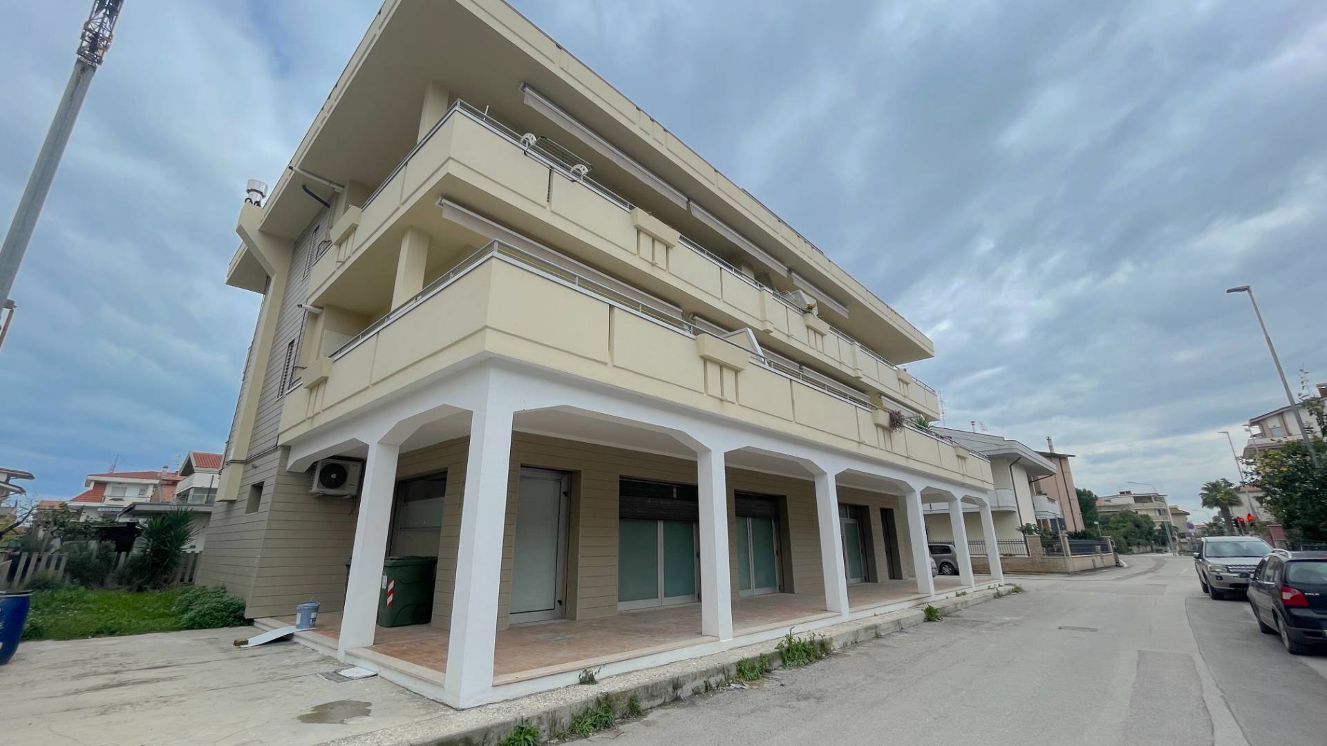 Locale Commerciale in vendita a Martinsicuro, Centrale (tra La Statale 16 Ed Il Lungomare)