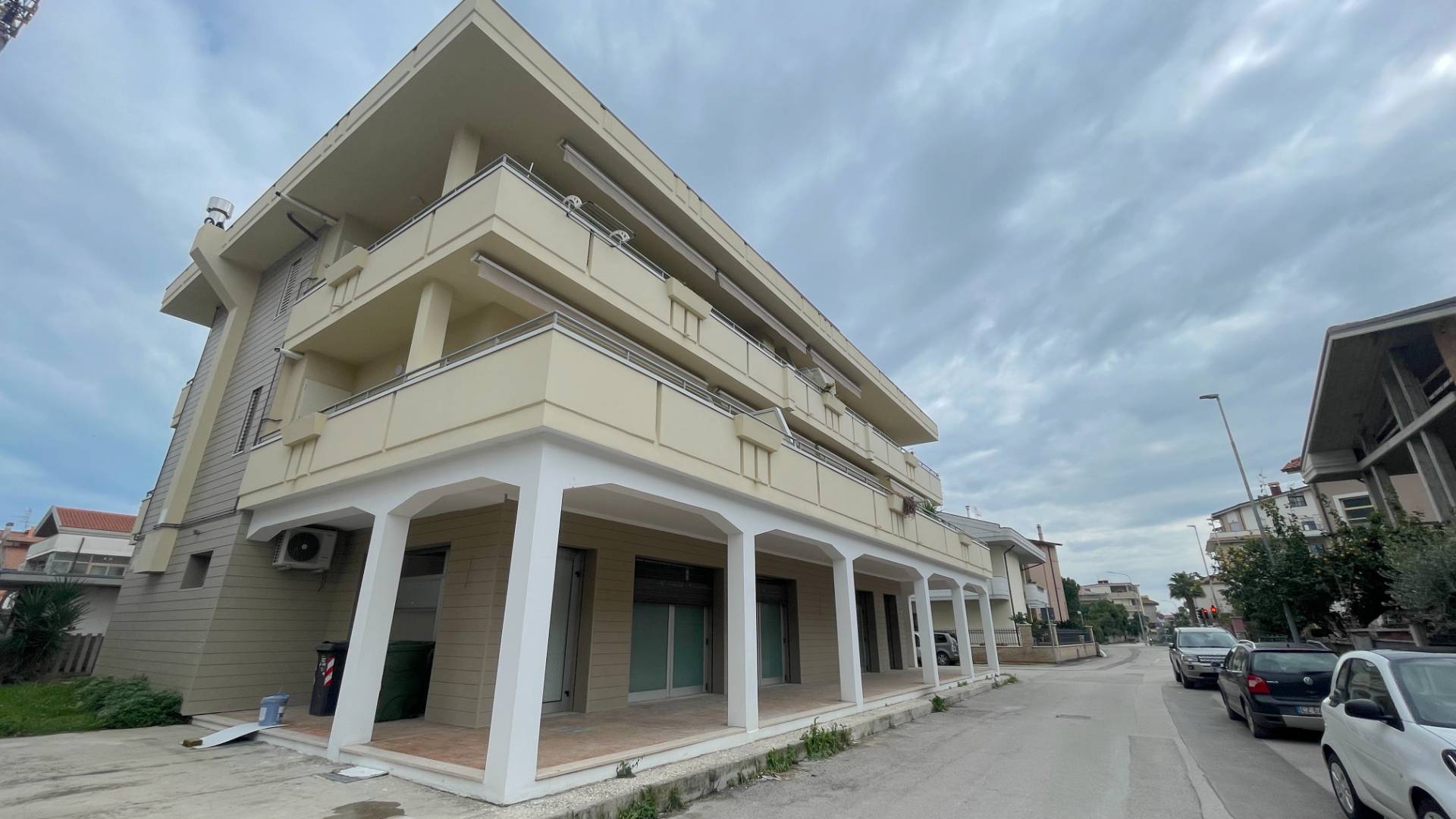 Locale Commerciale in vendita a Martinsicuro, Centrale (tra La Statale 16 Ed Il Lungomare)