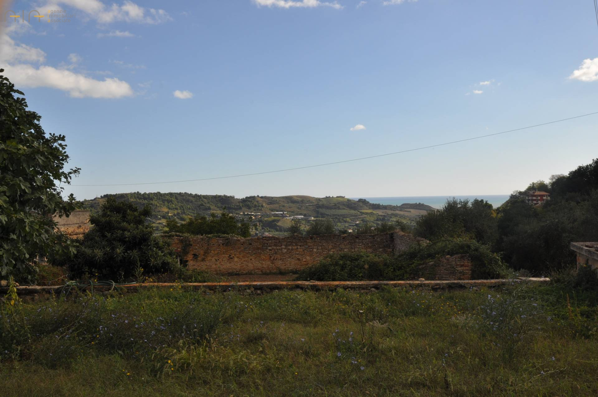 Casale Colonico Rustico in vendita a Acquaviva Picena, Collinare (esposizione verso il mare)