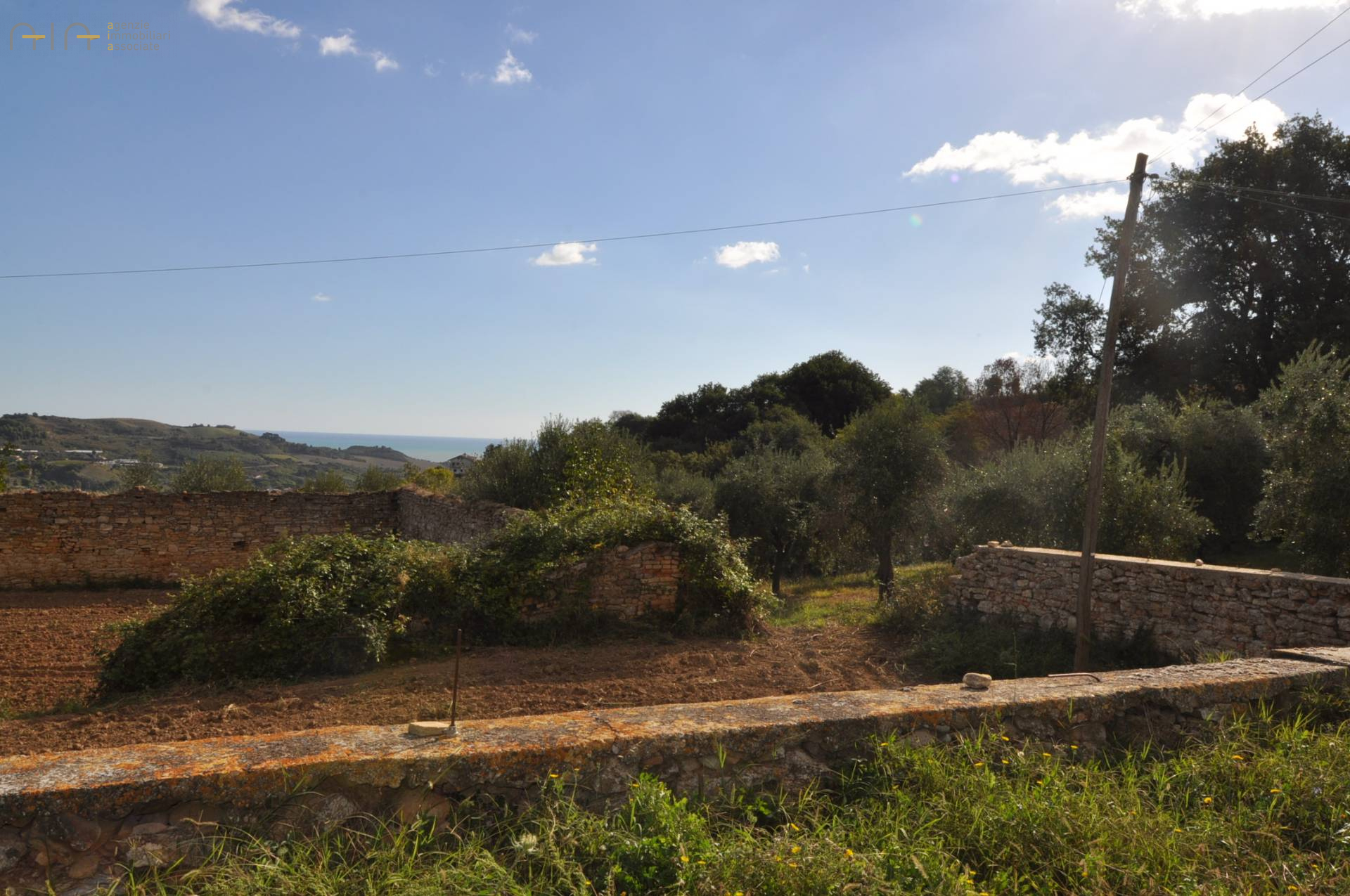 Casale Colonico Rustico in vendita a Acquaviva Picena, Collinare (esposizione verso il mare)